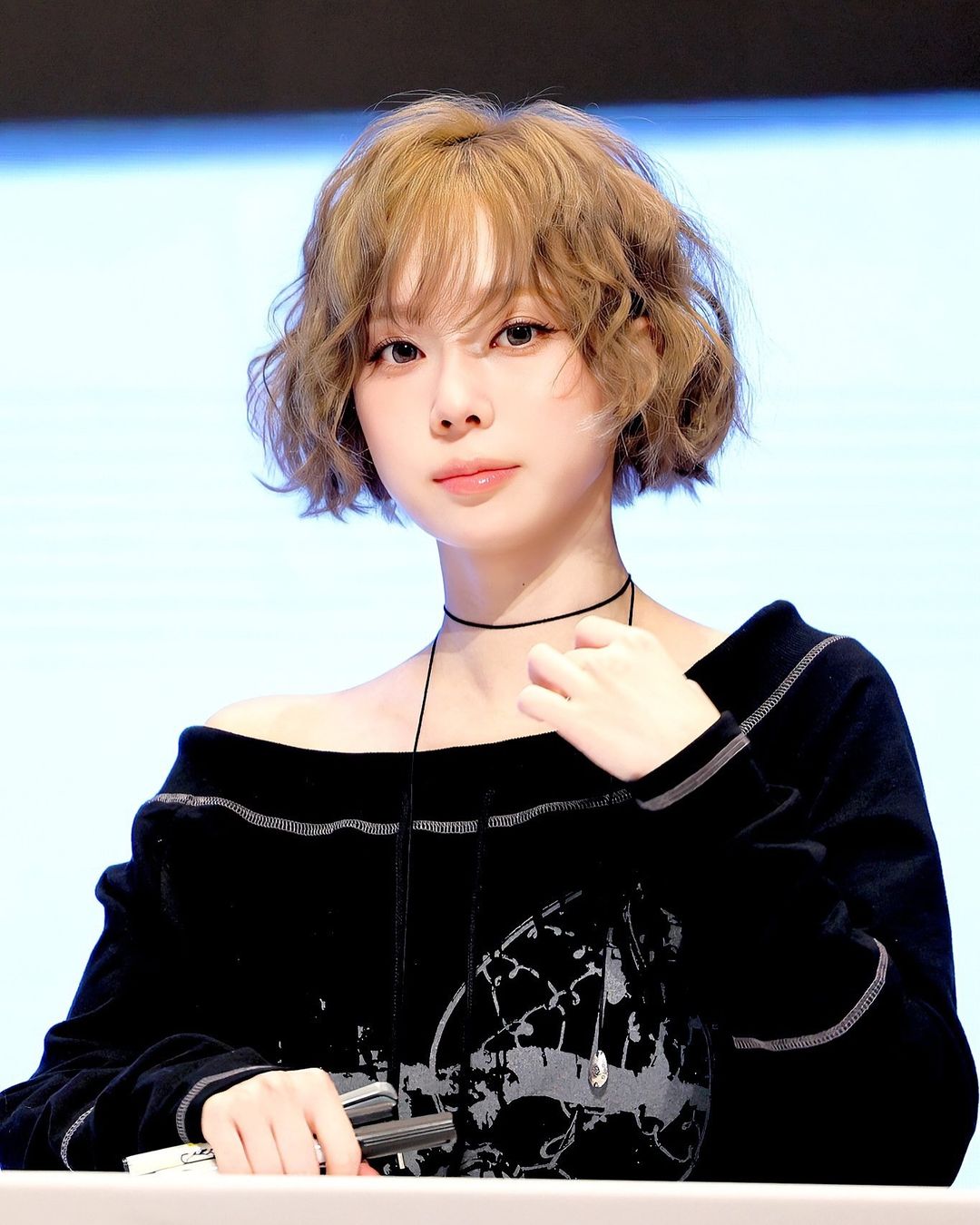 NASTY FANCY CLUB/aespa ウィンタ着用/Pearl Rose Off Shoulder winter同款🎀] NASTY FANCY CLUB PEARL ROSE OFF-SHOULDER