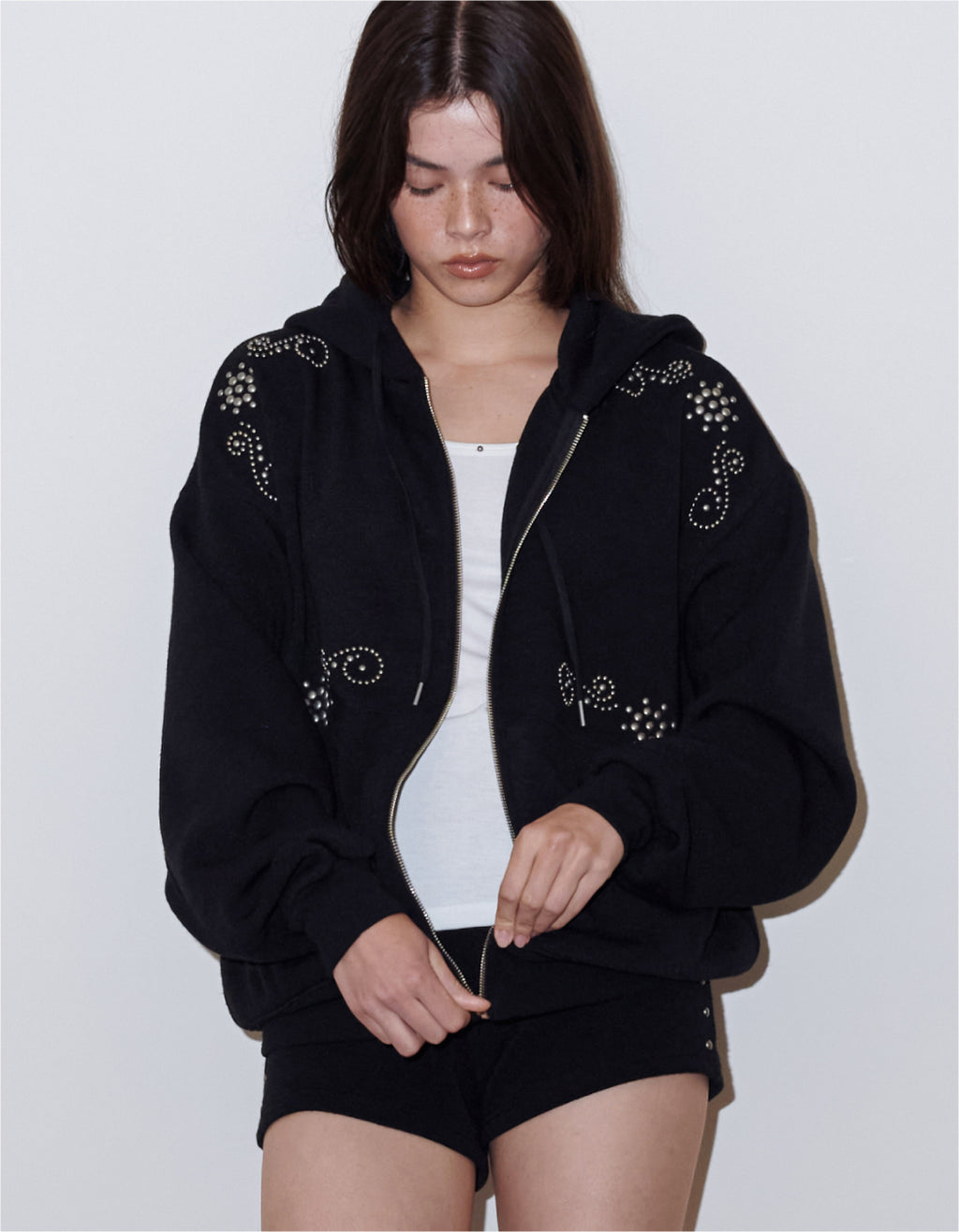 [시안同款🎀] Polysooem ORNAMENT STUDDED HOODIE_ONZI_EDITION / BLACK