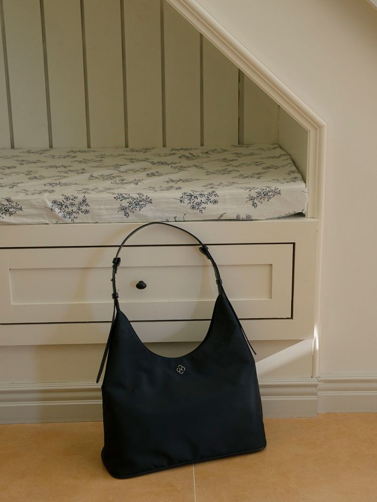 Heeari Ivy Nylon Shoulder Bag / Black