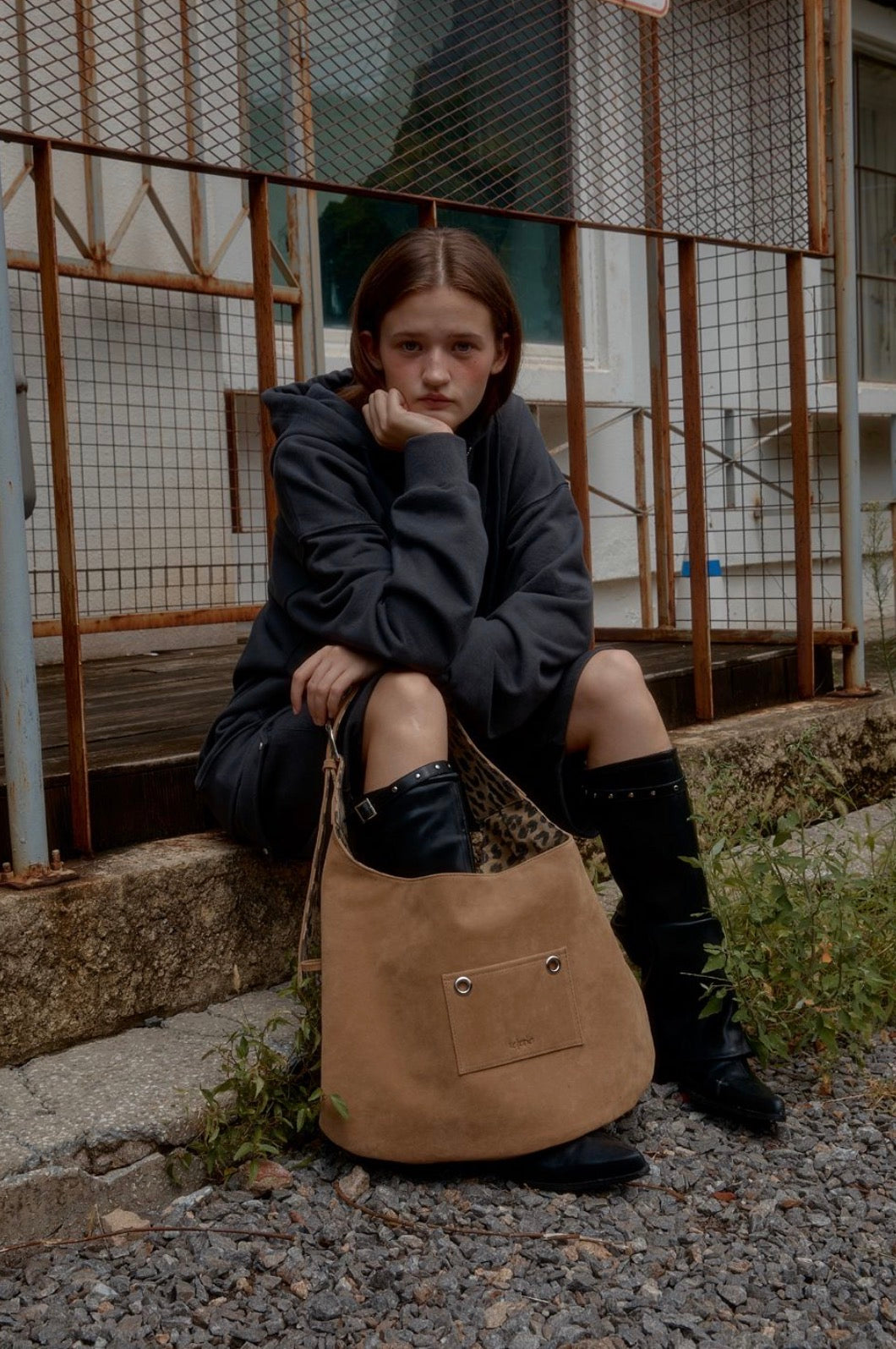 LETERIE SUEDE BUCKLE REVERSIBLE SHOULDER BAG_3COLORS