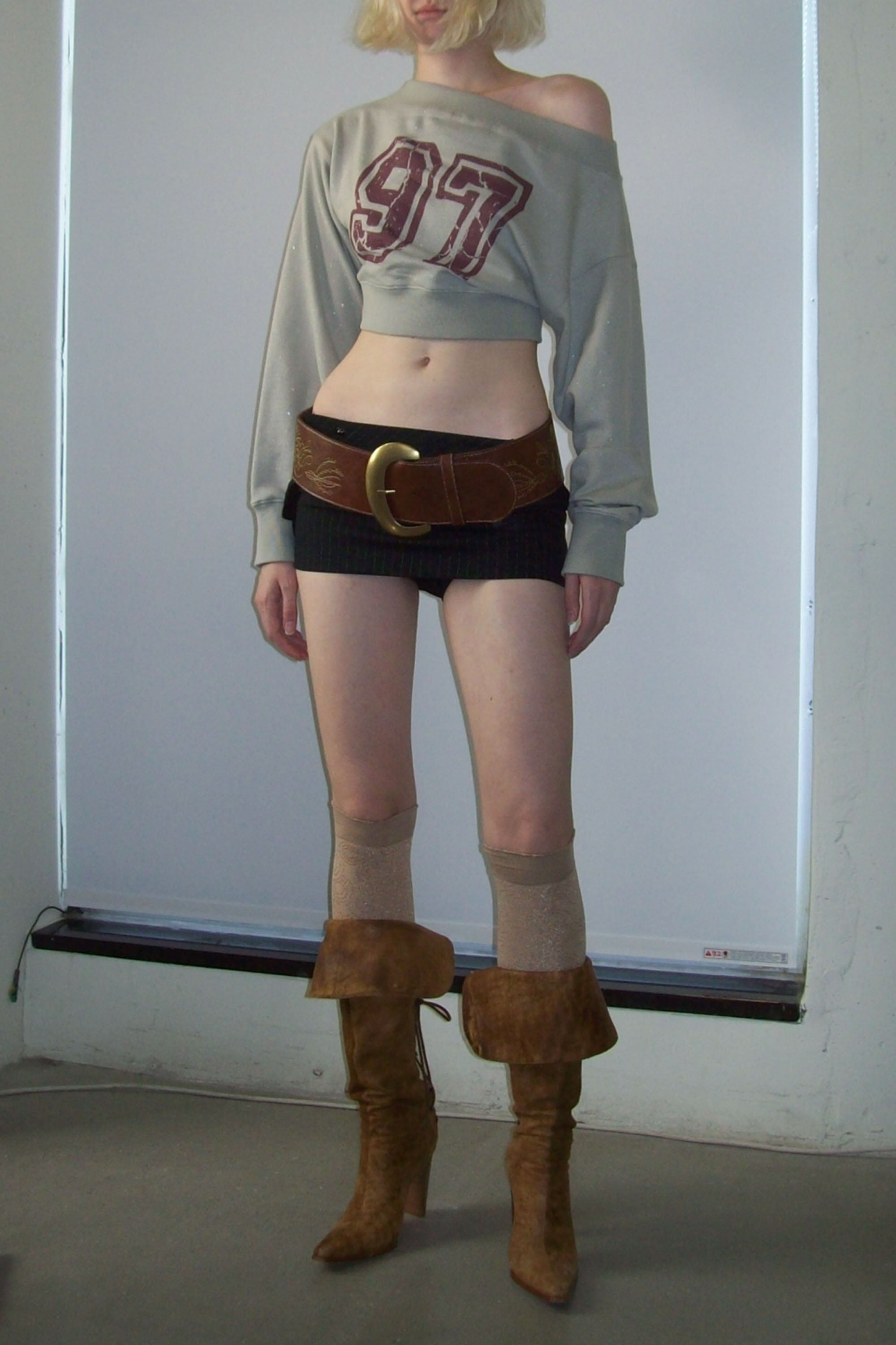 Sculptor Off-Shoulder Cropped Sweatshirt / 3colors