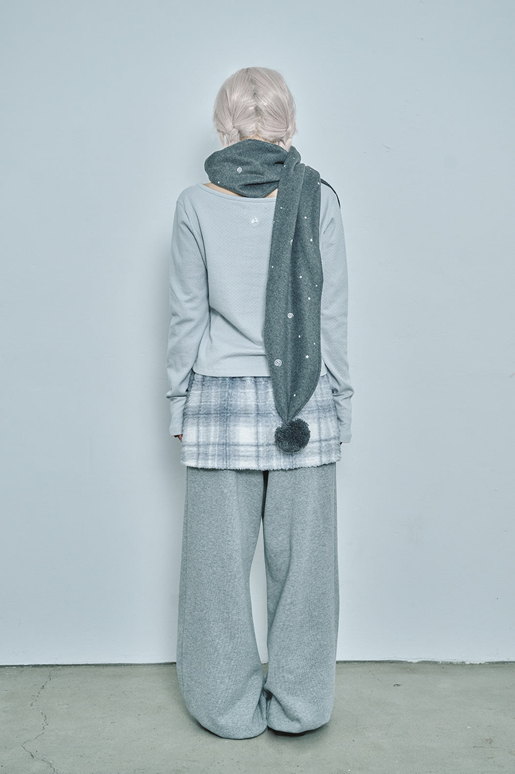 hugyourskin Embo pom-pom fleece muffler (Charcoal)