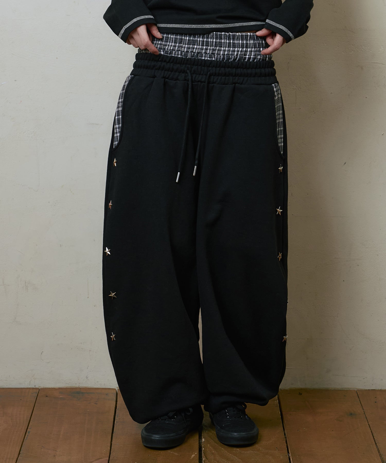 LSC LAYERED STAR STUD WIDE SWEAT PANT (BLACK)