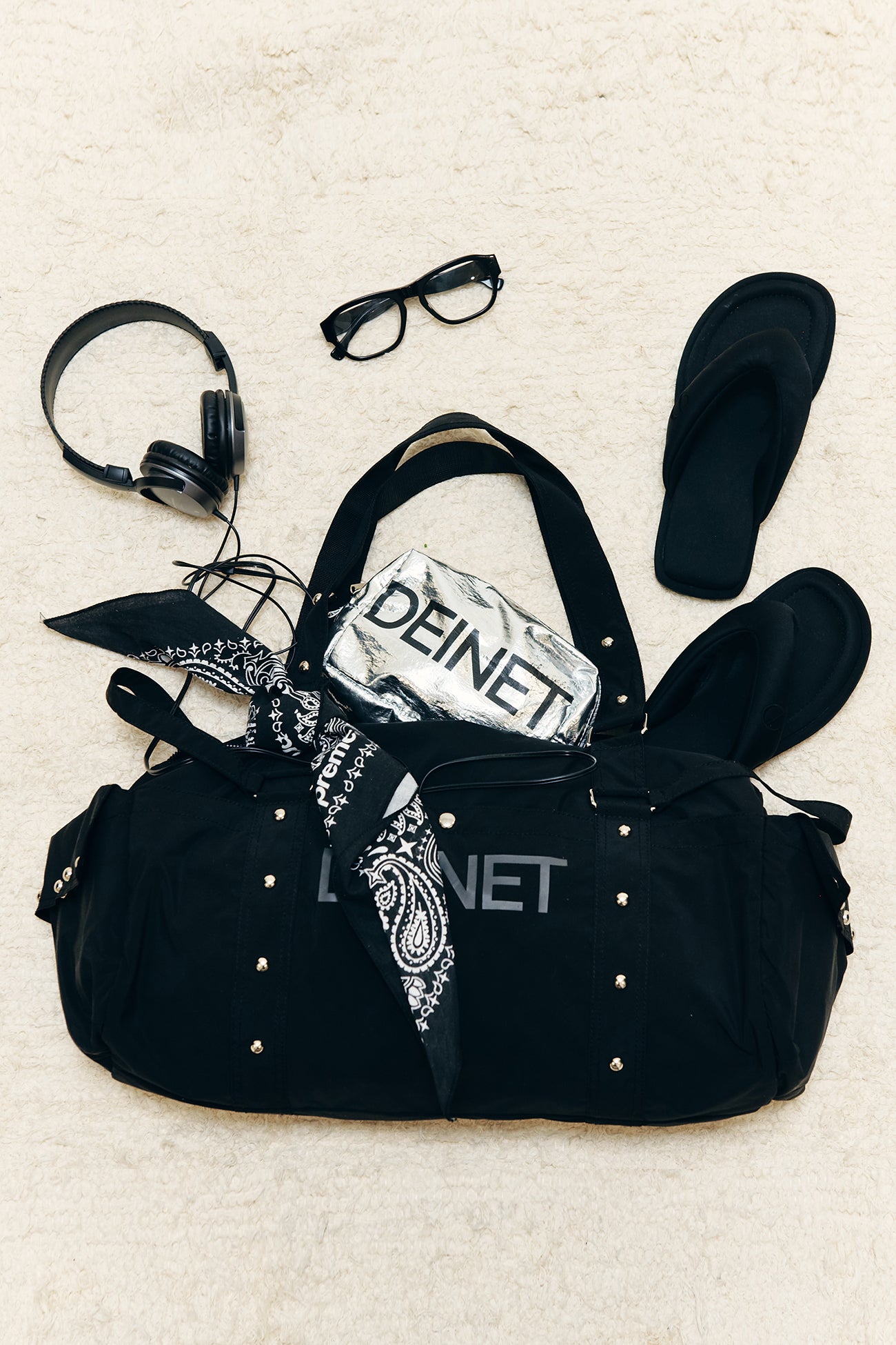 DEINET LOGO DUFFLE BAG IN BLACK