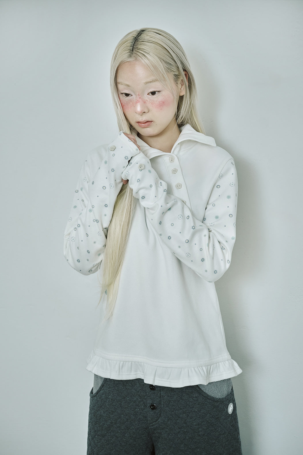 hugyourskin Flower button pola top (White)