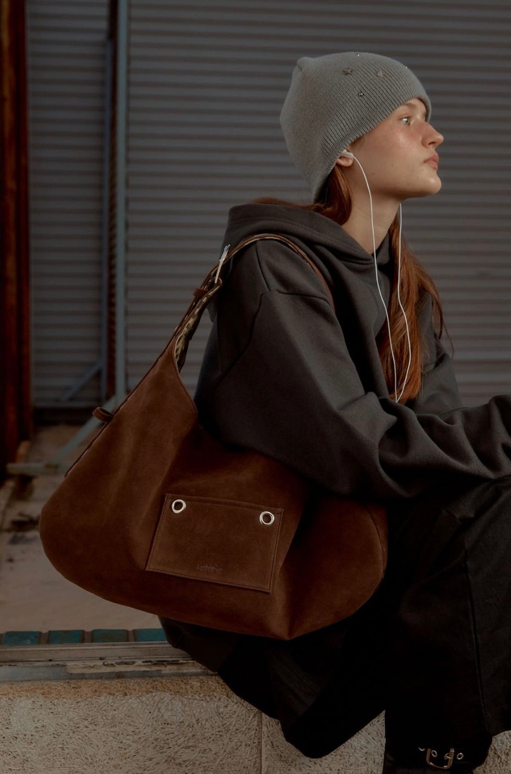 LETERIE SUEDE BUCKLE REVERSIBLE SHOULDER BAG_3COLORS