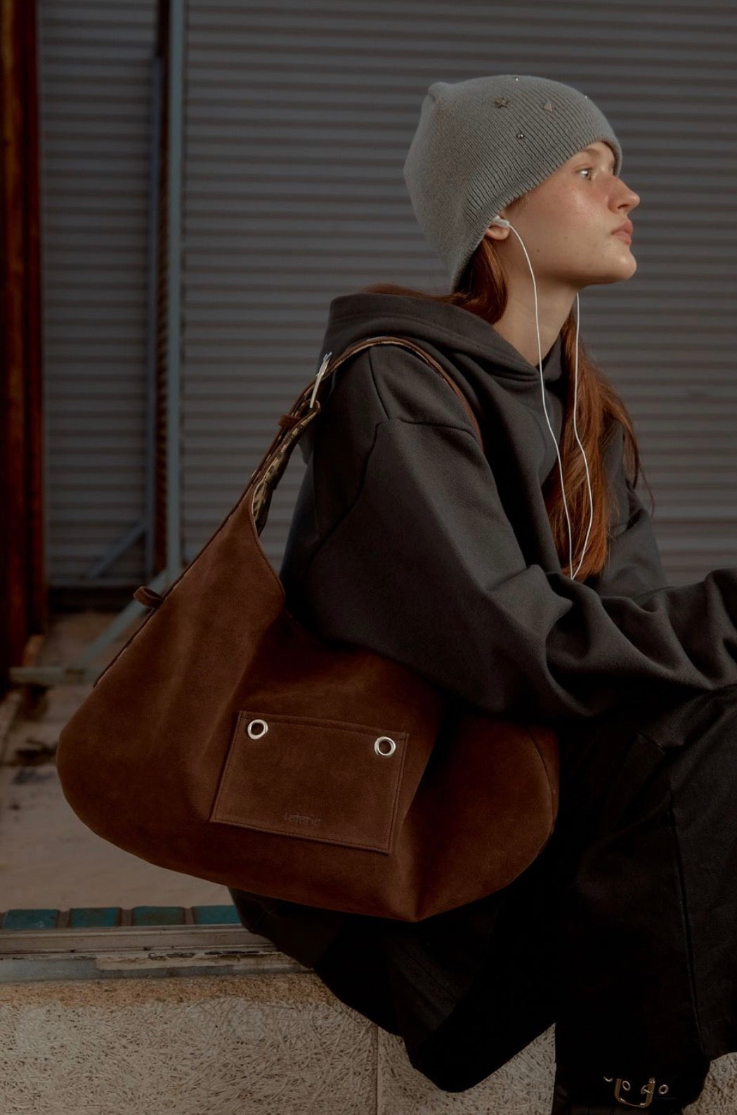 LETERIE SUEDE BUCKLE REVERSIBLE SHOULDER BAG_3COLORS