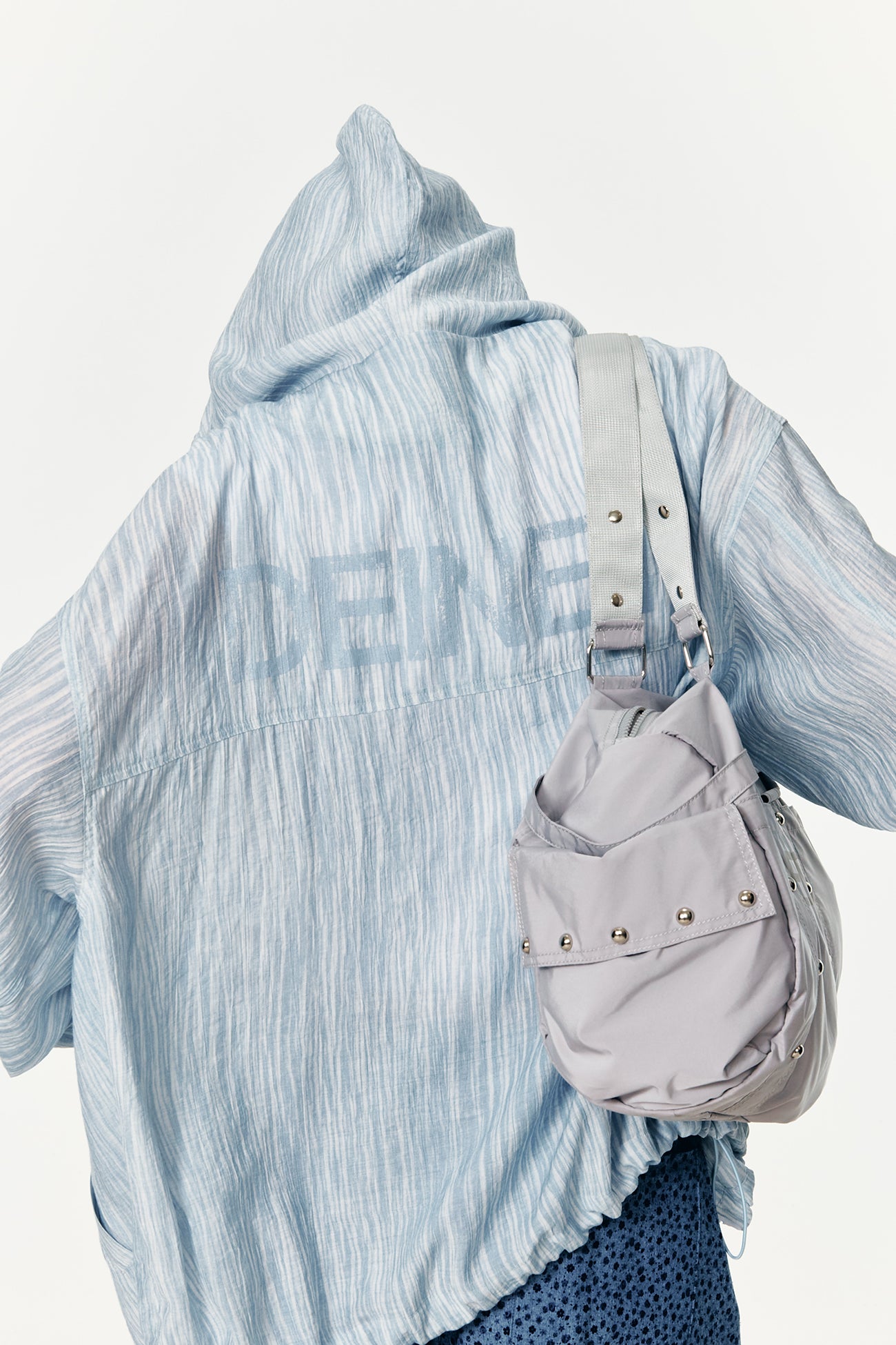 DEINET LOGO DUFFLE BAG IN GREY