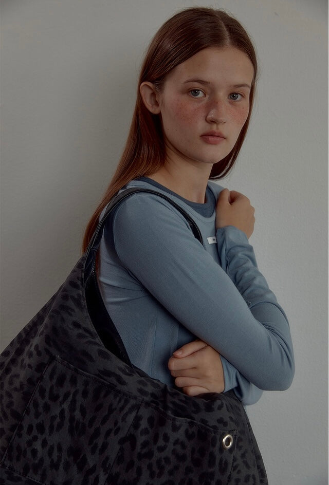 LETERIE STUD BUCKLE REVERSIBLE SHOULDER BAG_3COLORS