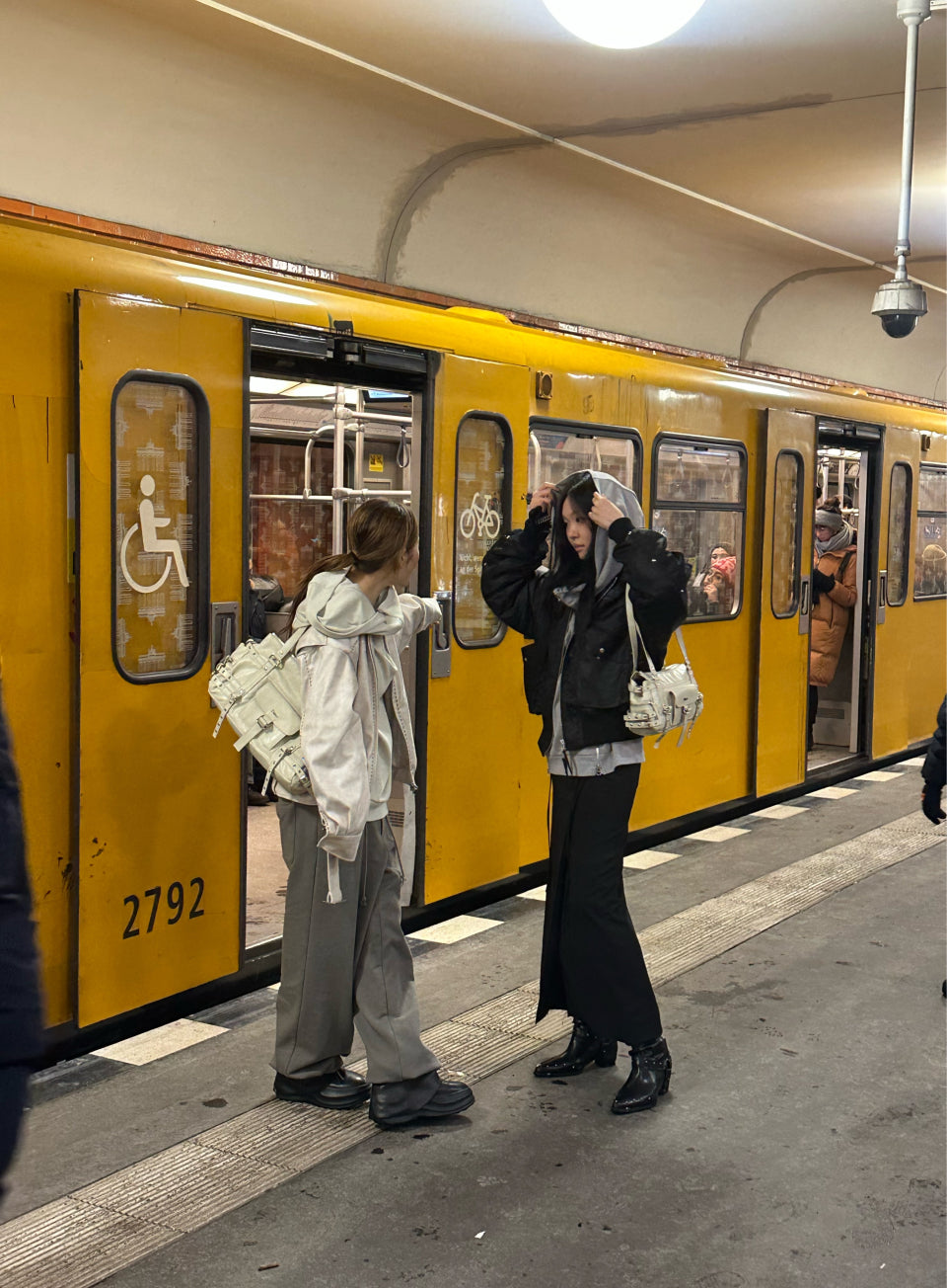 [DEINET] BELTED POCKET SHOULDER BAG IN BEIGE