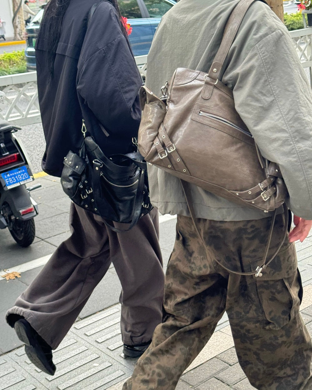 DEINET STUD POCKET BIG BAG IN KHAKI