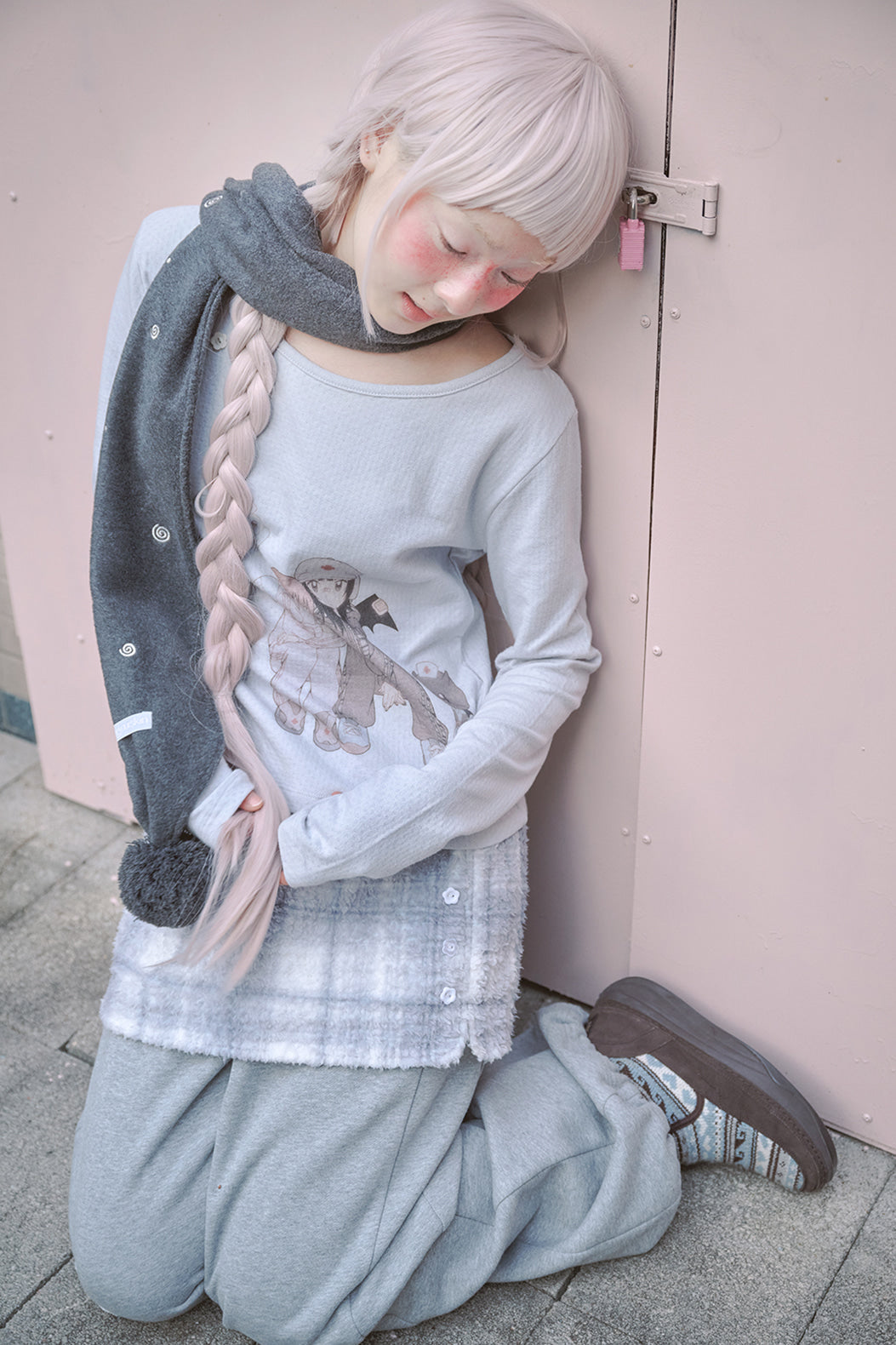 hugyourskin Embo pom-pom fleece muffler (Charcoal)