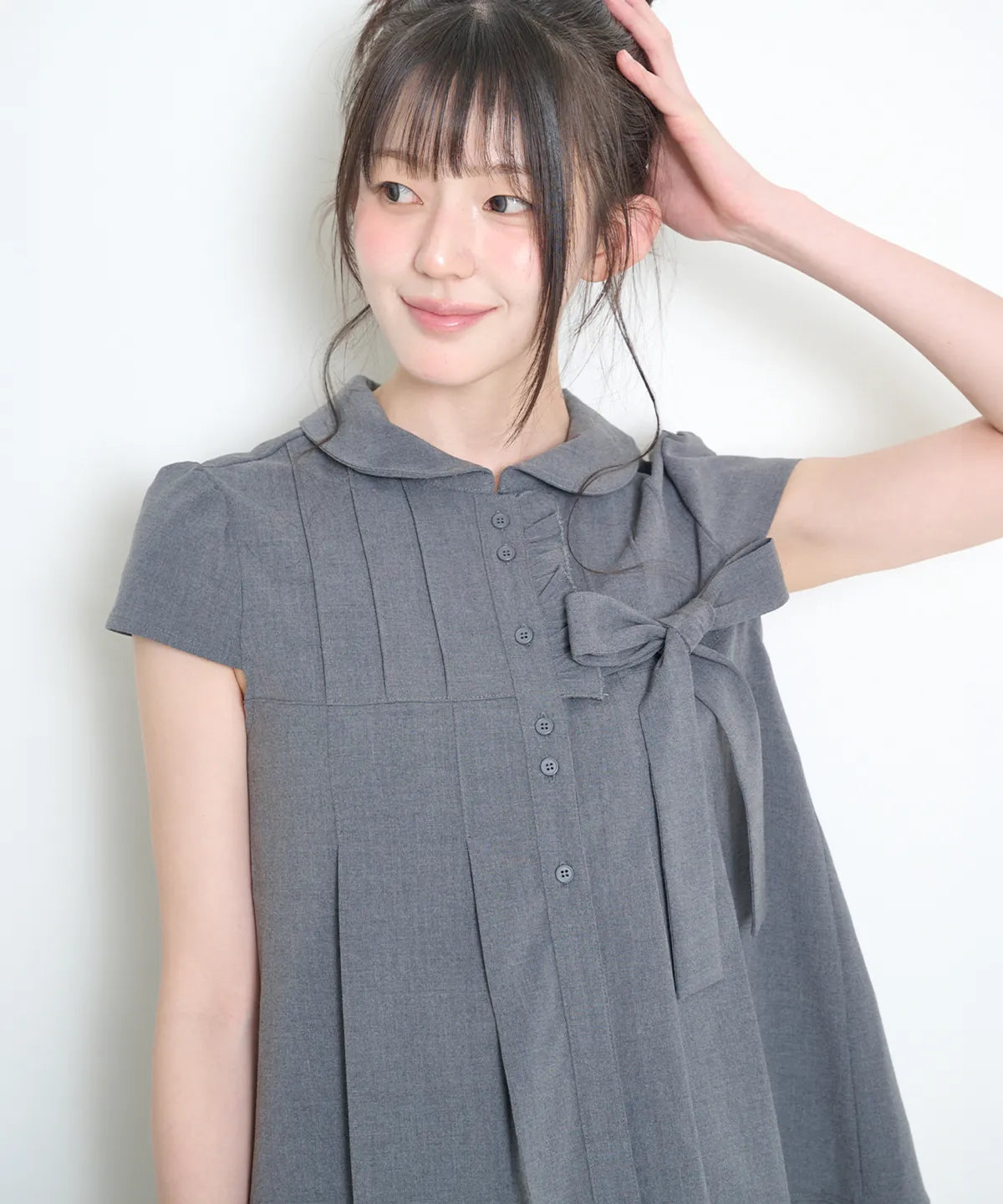[illigo] RIBBON PLEATED SHORT SLEEVE BLOUSE_GREY