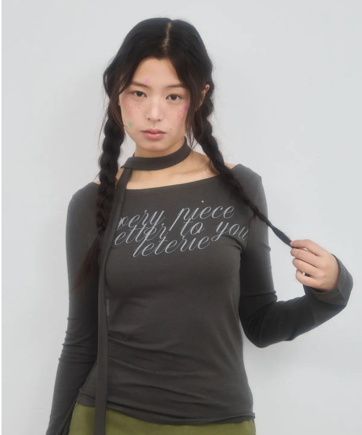 LETERIE LETTERING OFF-SHOULDER TIE LONG SLEEVE_CHARCOAL