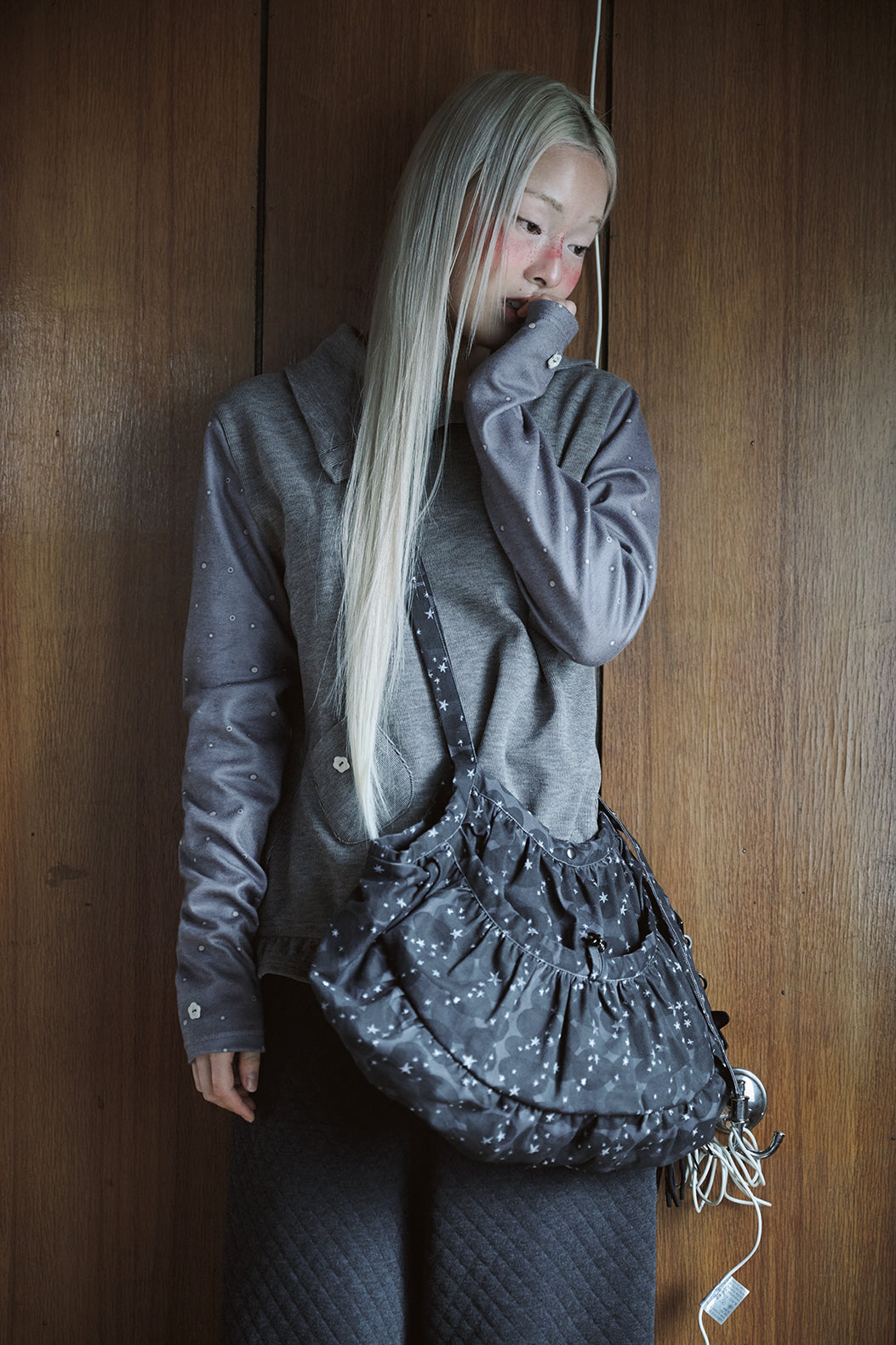 hugyourskin Stardust printed cross bag (Black)