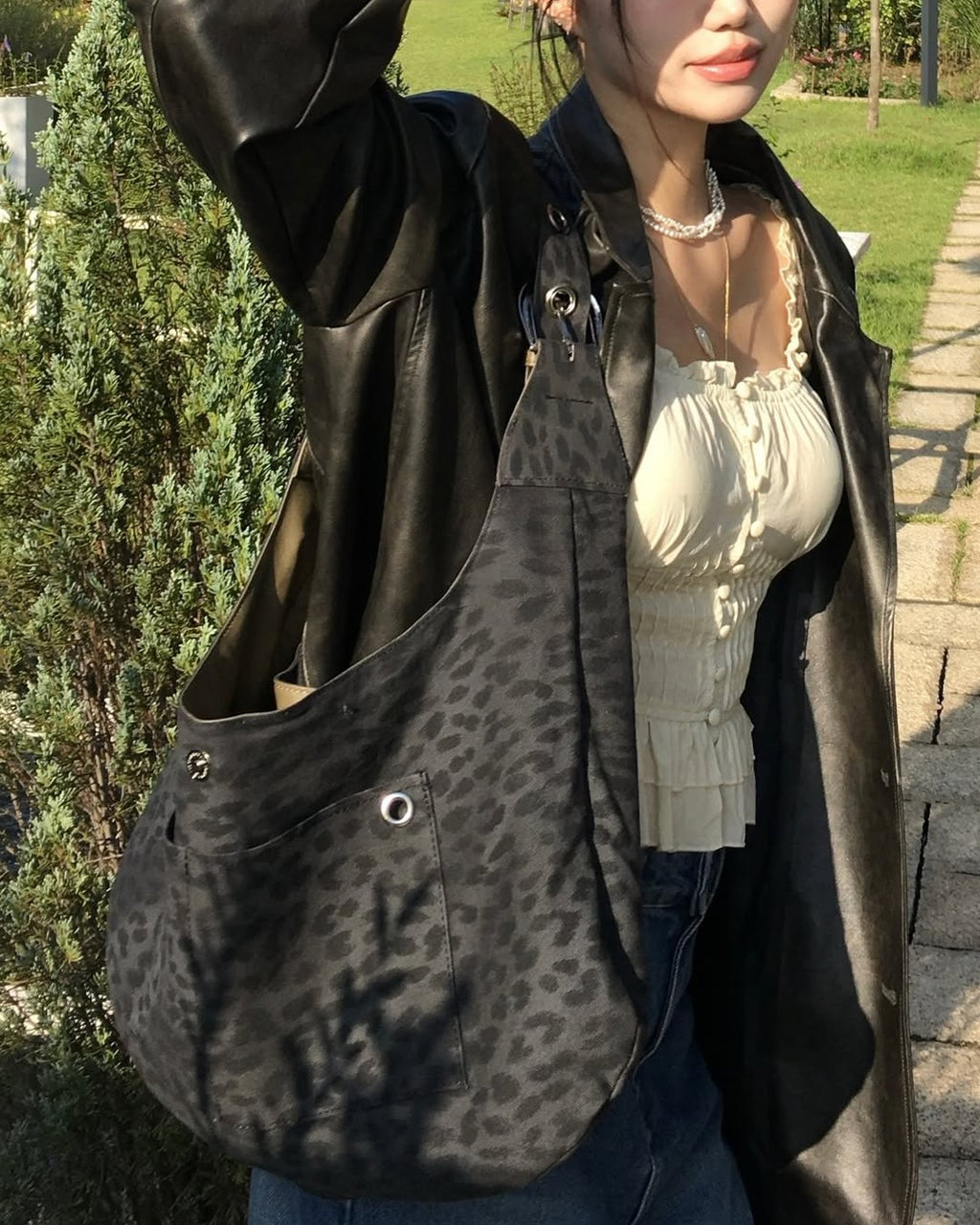 LETERIE STUD BUCKLE REVERSIBLE SHOULDER BAG_3COLORS