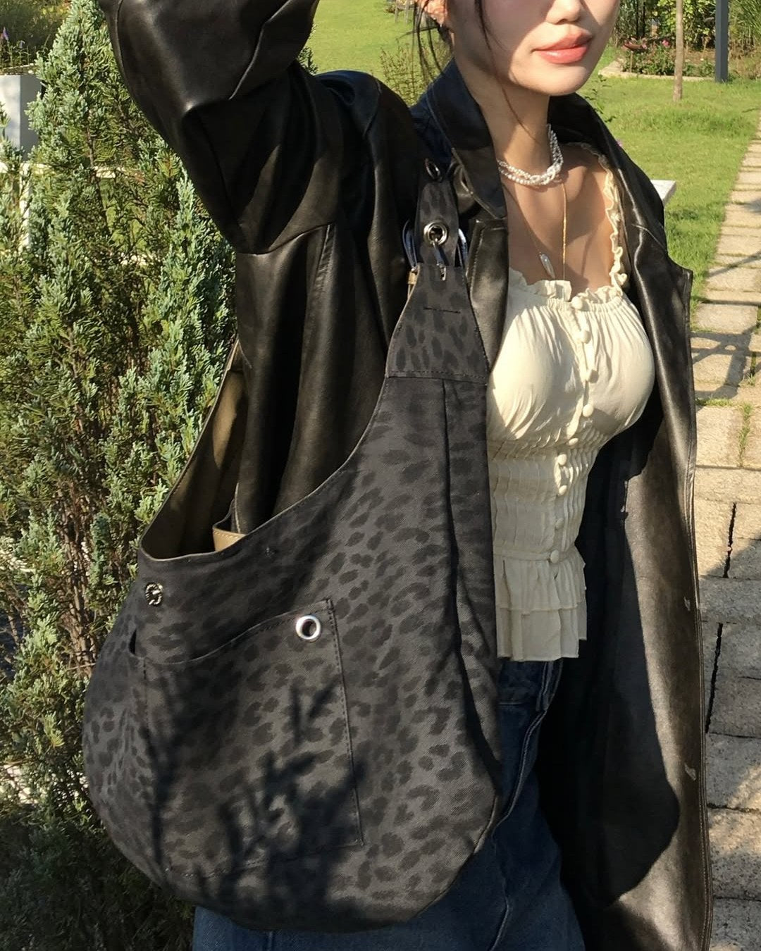 LETERIE STUD BUCKLE REVERSIBLE SHOULDER BAG_3COLORS