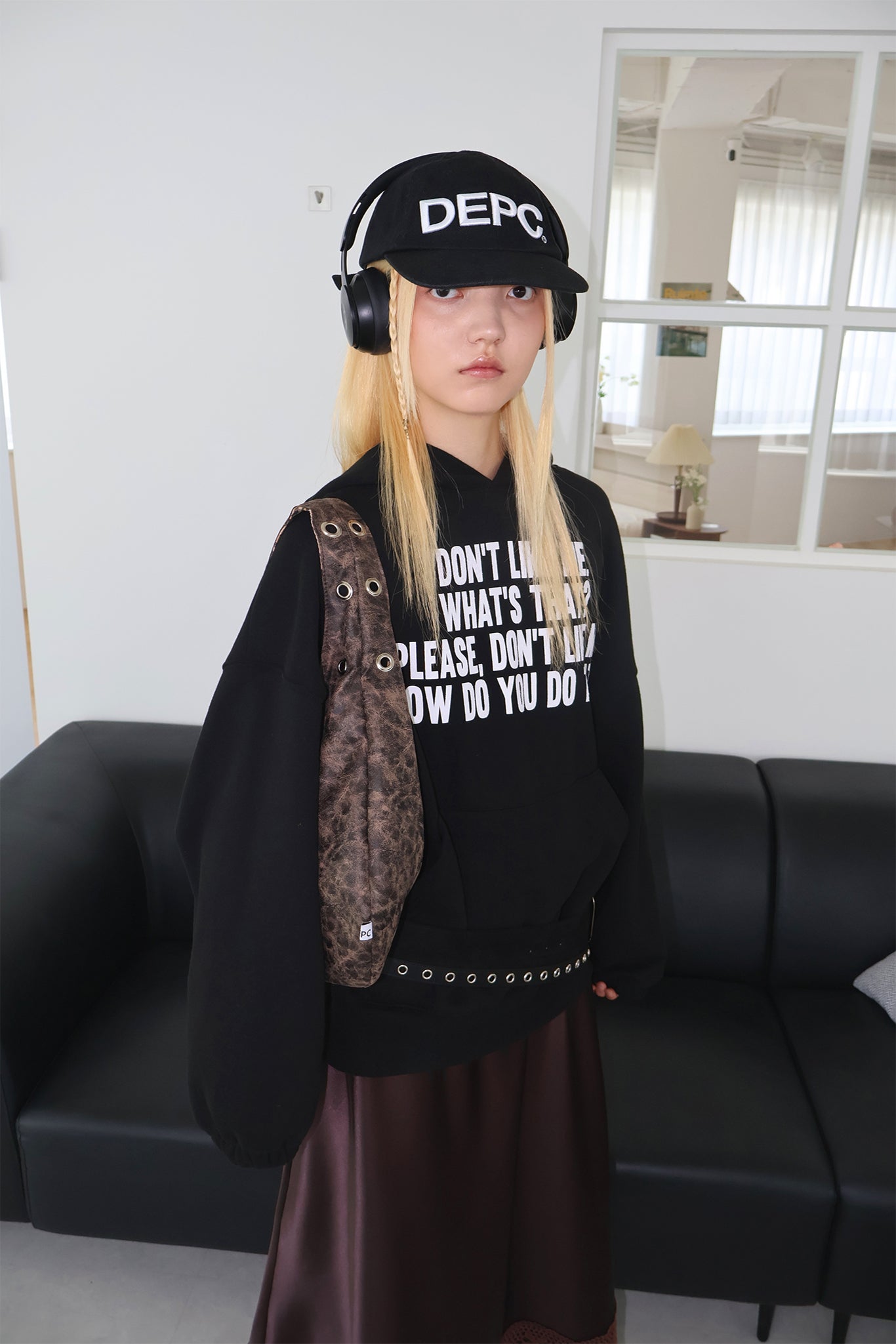 DEPC EYELET LEATHER BAG (BROWN)