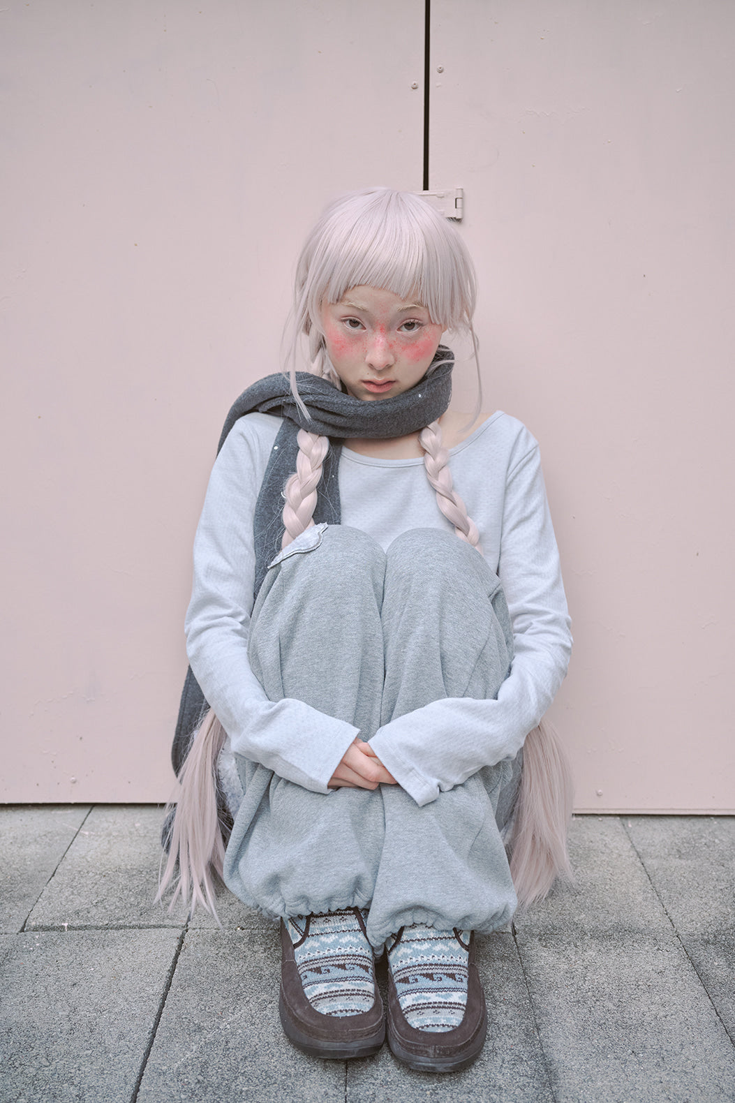 hugyourskin Embo pom-pom fleece muffler (Charcoal)