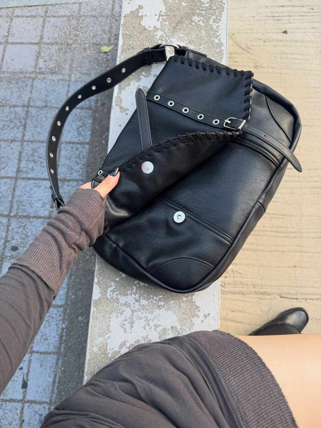 [yeomim] braided flap bag (black/grunge taupe)