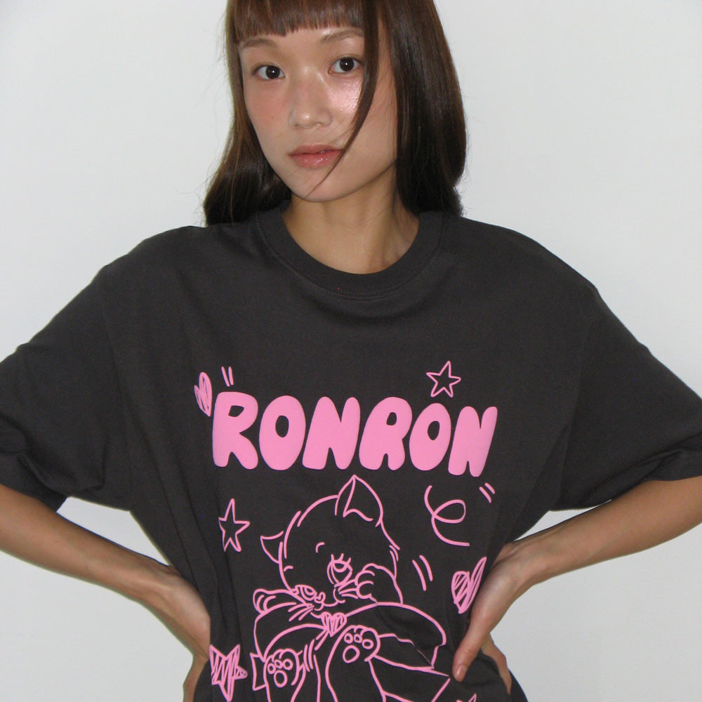 RONRON KITSCH CAT OVER FIT T SHIRT / CARCOAL