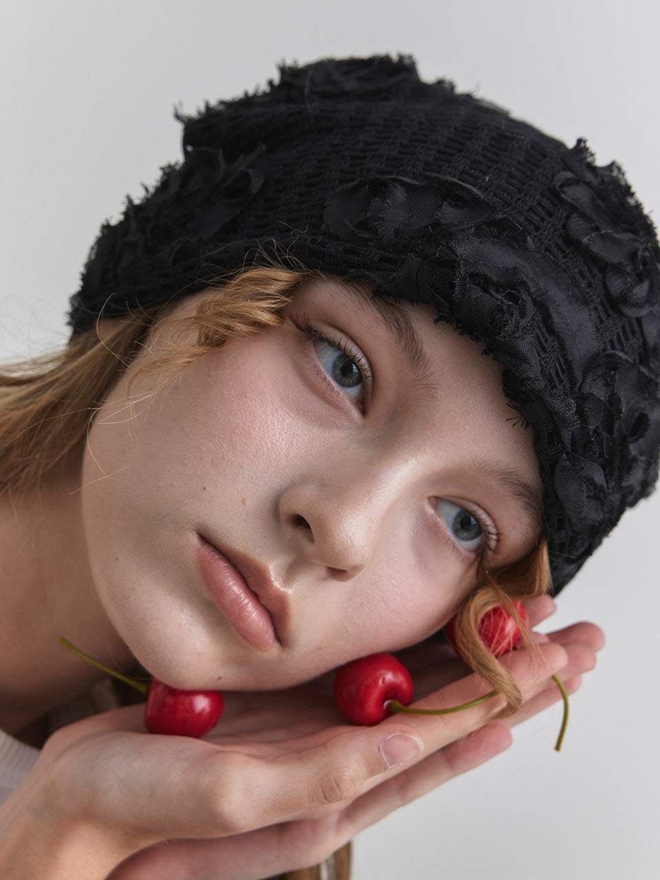 POESIEDAME ROSA KNIT BEANIE IN BLACK