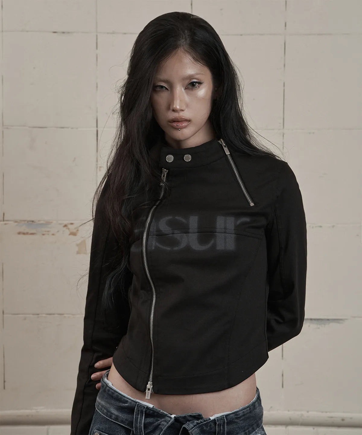 [asur] Facade Logo High-Neck Zip-Up - Charcoal/Black