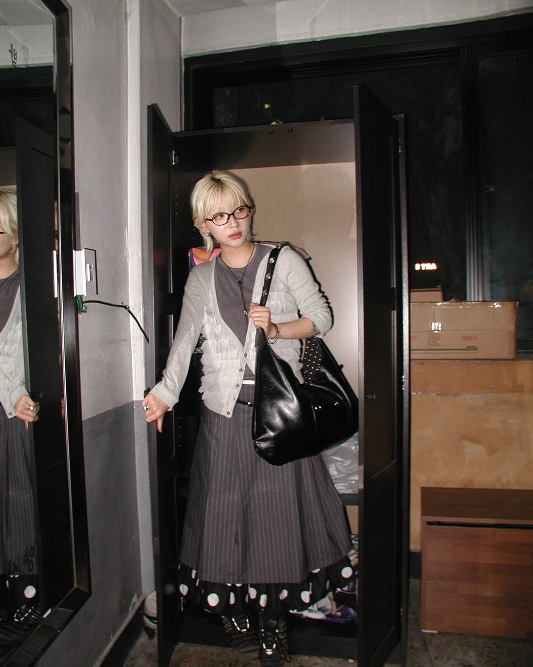 LETERIE STUD BUCKLE REVERSIBLE SHOULDER BAG_3COLORS