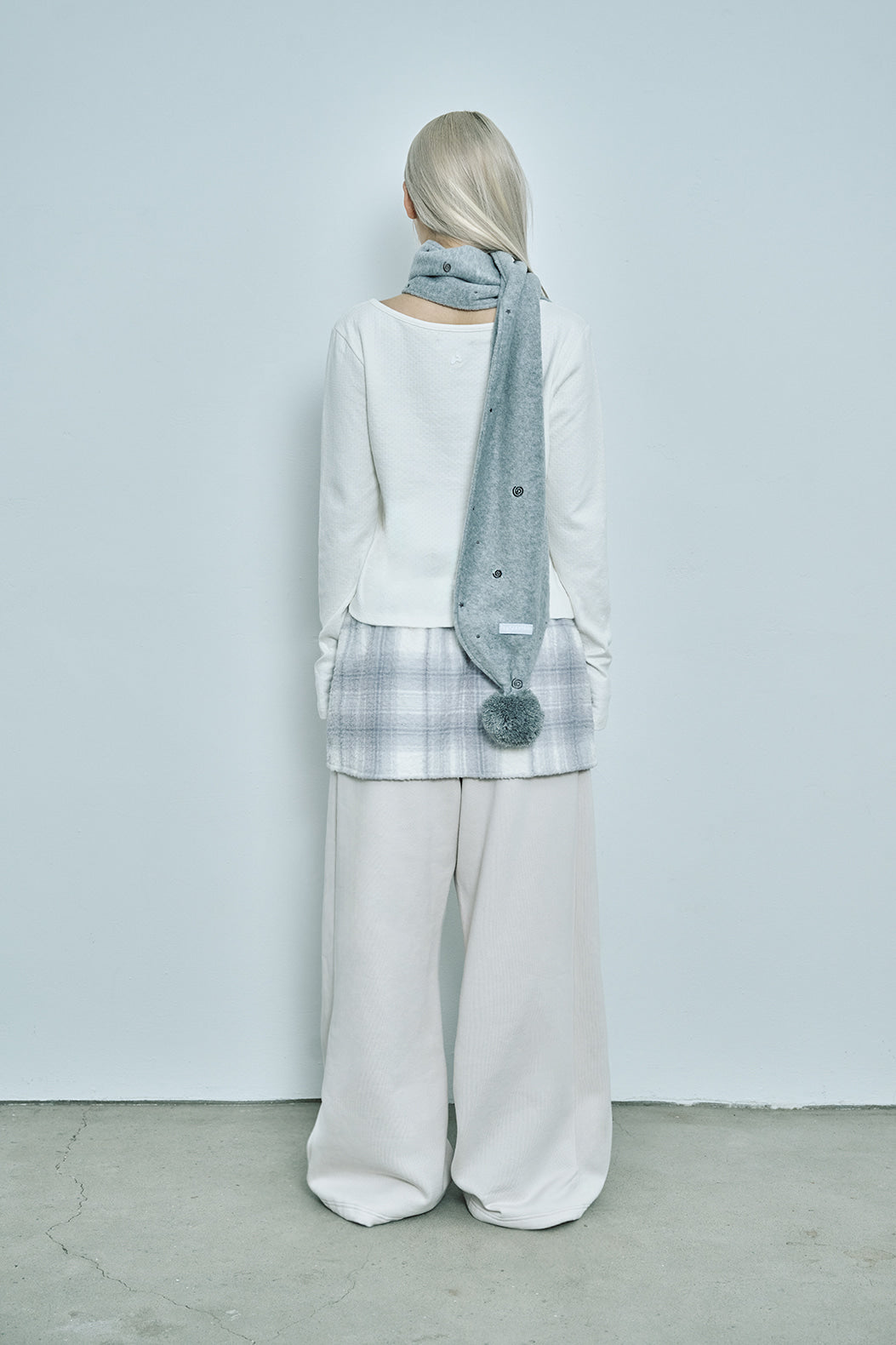 hugyourskin Embo pom-pom fleece muffler (Gray)