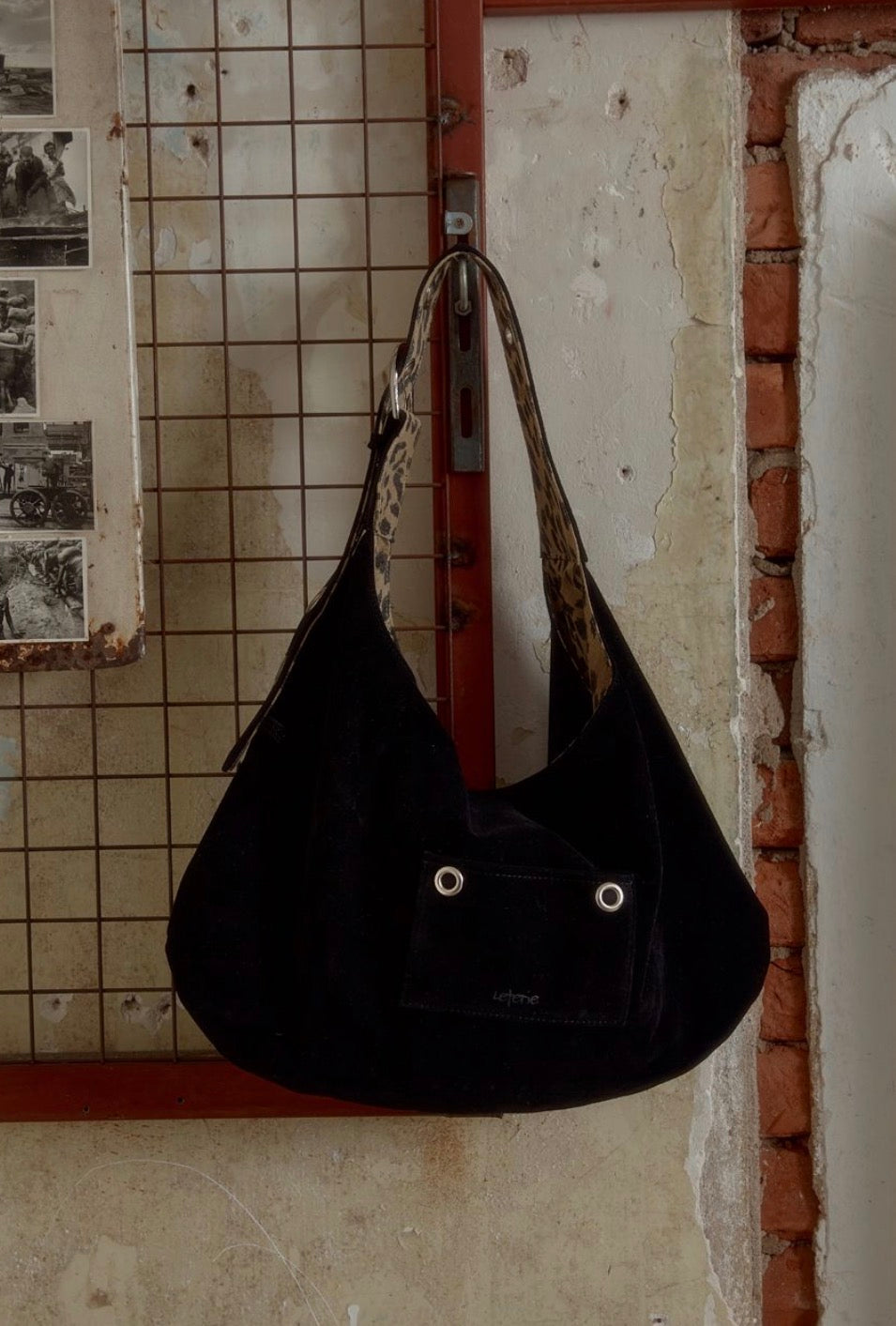 LETERIE SUEDE BUCKLE REVERSIBLE SHOULDER BAG_3COLORS