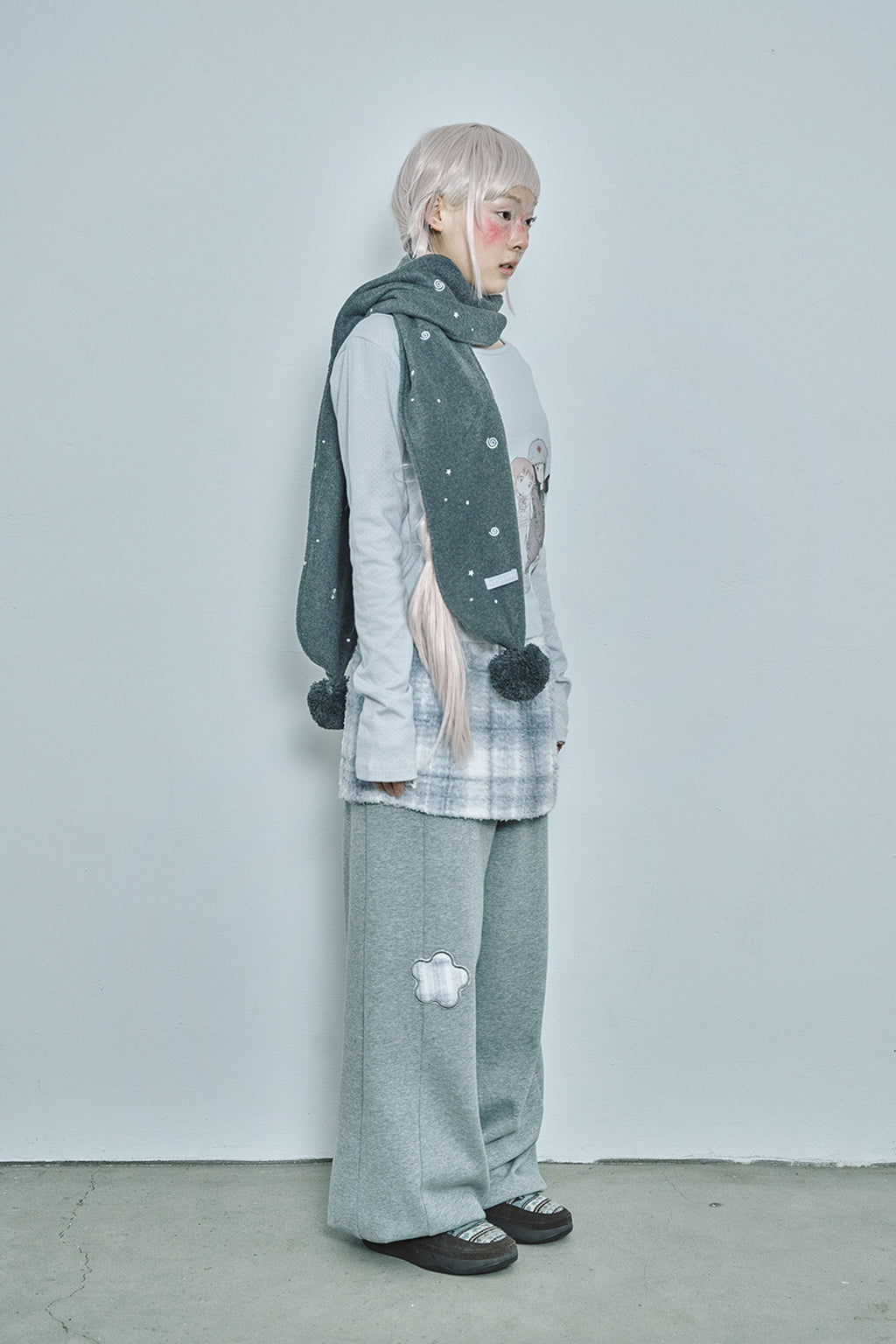 hugyourskin Embo pom-pom fleece muffler (Charcoal)