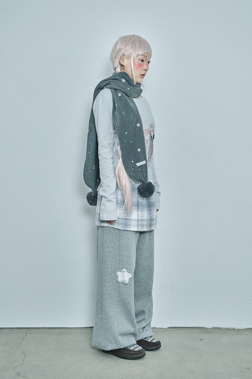 hugyourskin Embo pom-pom fleece muffler (Charcoal)