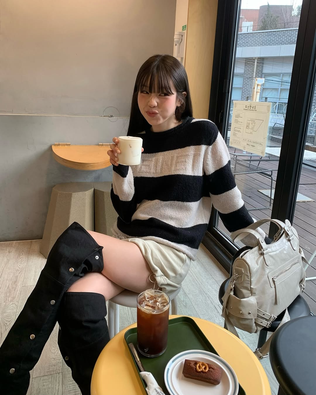 DEINET STUD POCKET BIG BAG IN ASH BEIGE