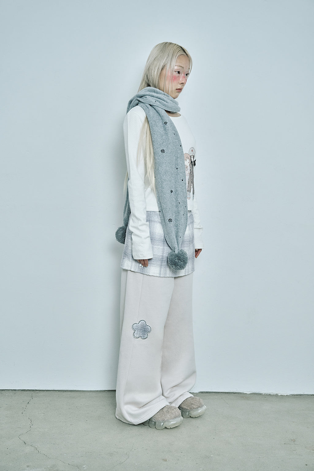 hugyourskin Embo pom-pom fleece muffler (Gray)