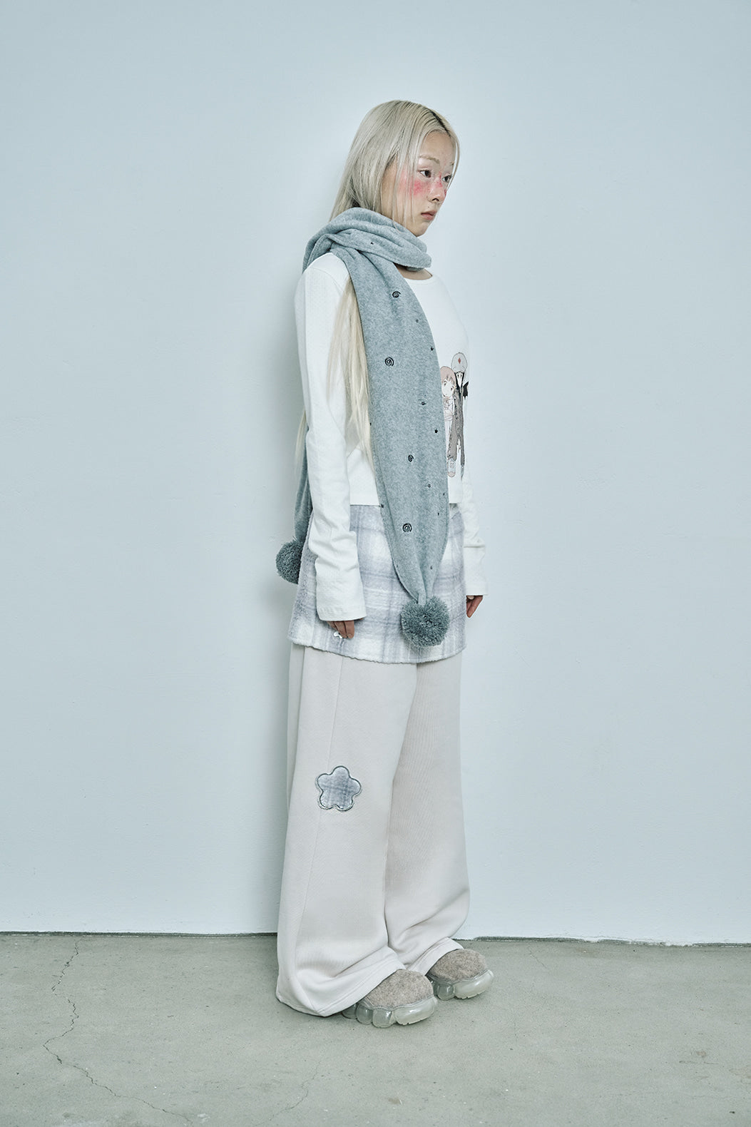 hugyourskin Embo pom-pom fleece muffler (Gray)