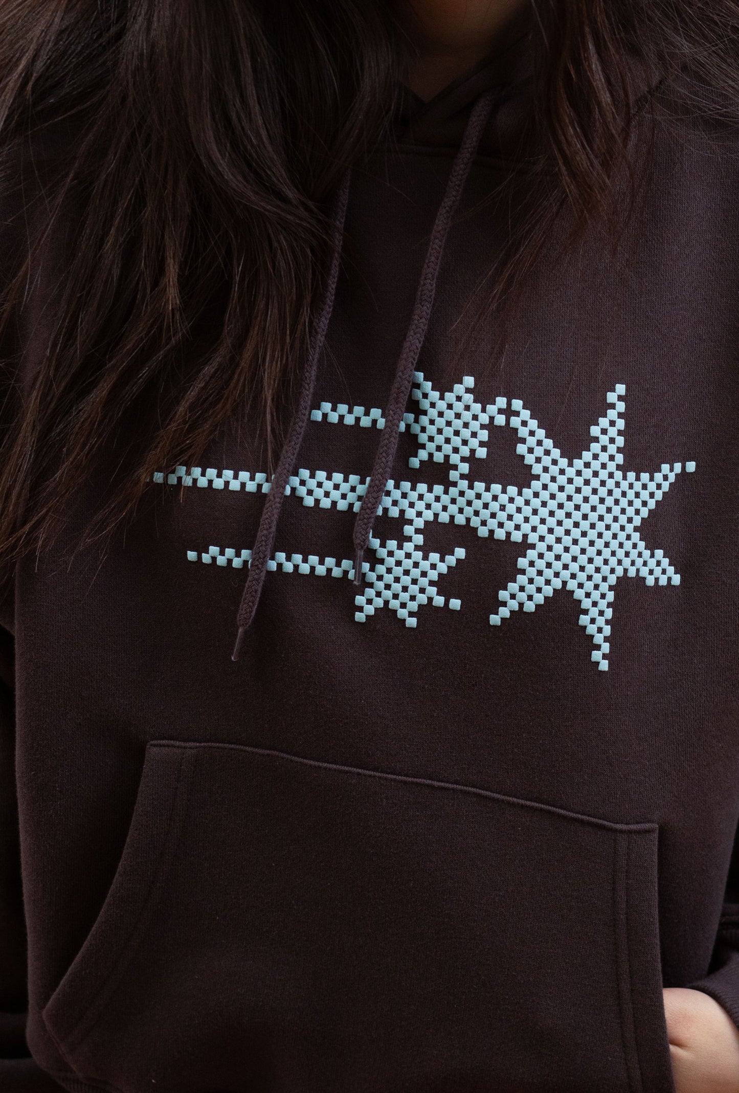 MOSAIC 3STAR CROP HOODIE [BROWN]