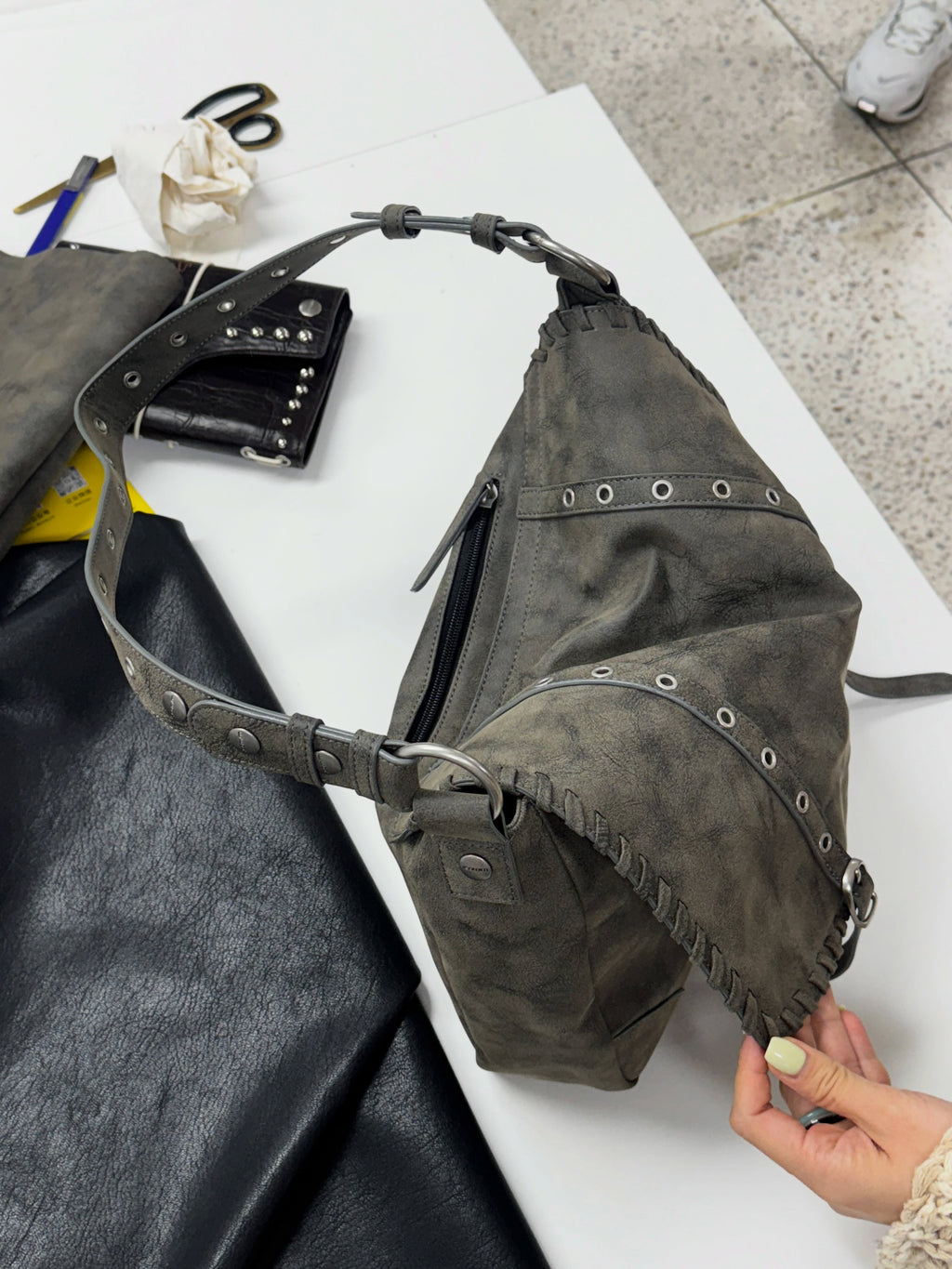 [yeomim] braided flap bag (black/grunge taupe)