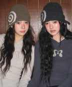 SIDE RIBBON SWIRLY BEANIE BROWN