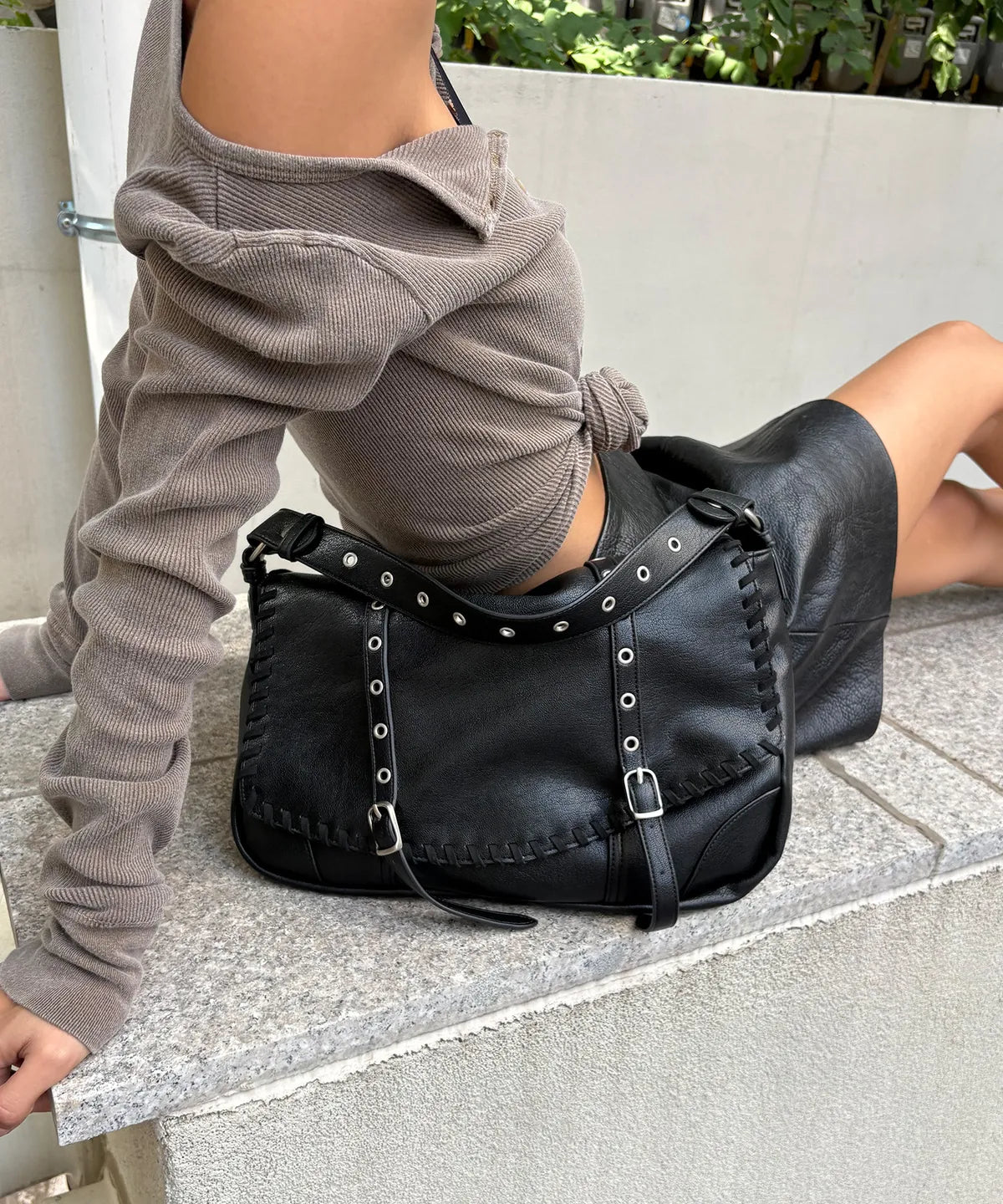 [yeomim] braided flap bag (black/grunge taupe)