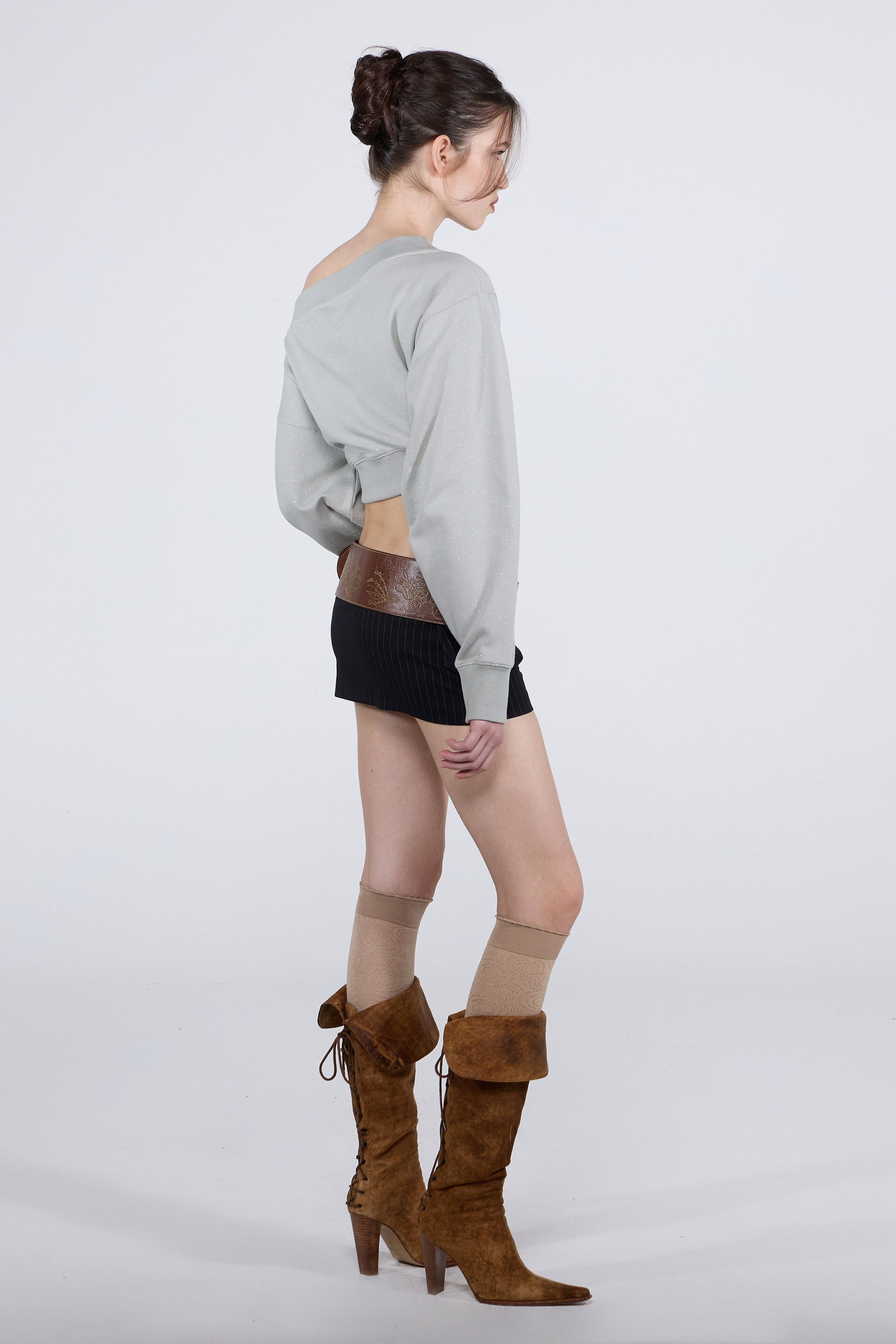 Sculptor Off-Shoulder Cropped Sweatshirt / 3colors