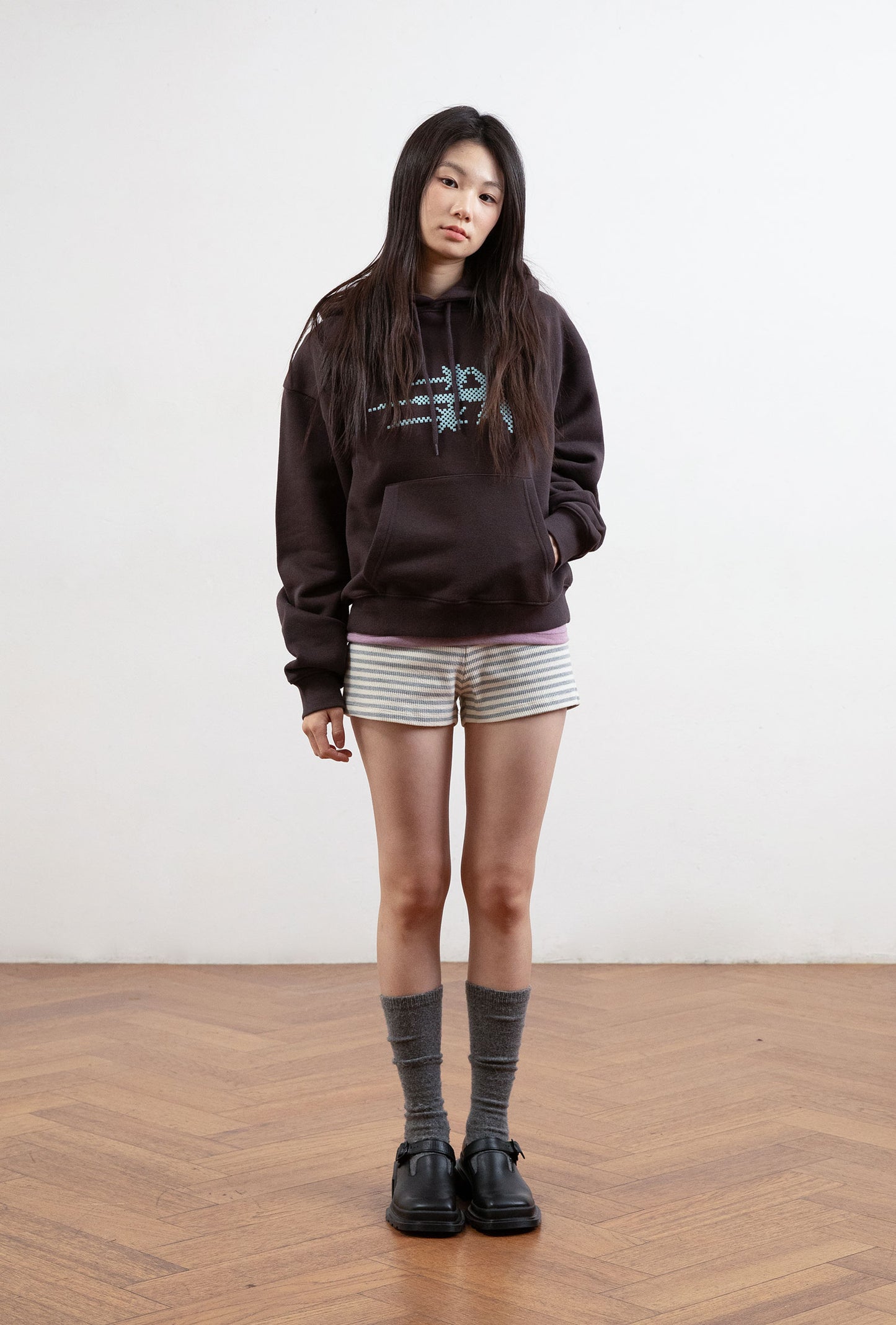 MOSAIC 3STAR CROP HOODIE [BROWN]