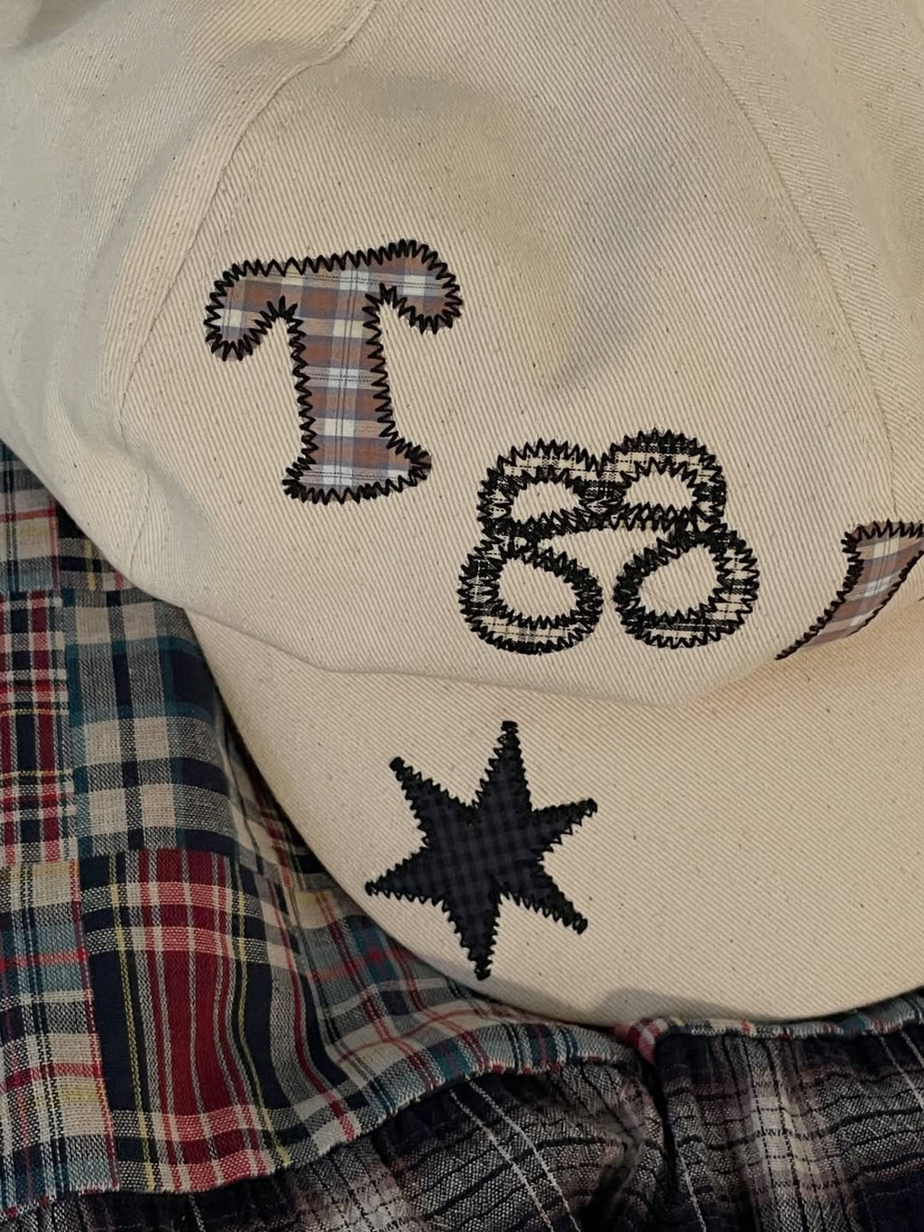 [TUOMIO] LOGO GRAPHIC NEWSBOY CAP_2 COLORS