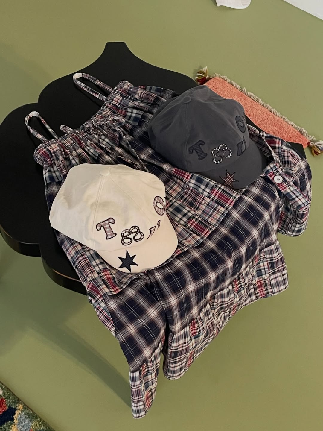 [TUOMIO] LOGO GRAPHIC NEWSBOY CAP_2 COLORS