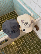 [TUOMIO] LOGO GRAPHIC NEWSBOY CAP_2 COLORS