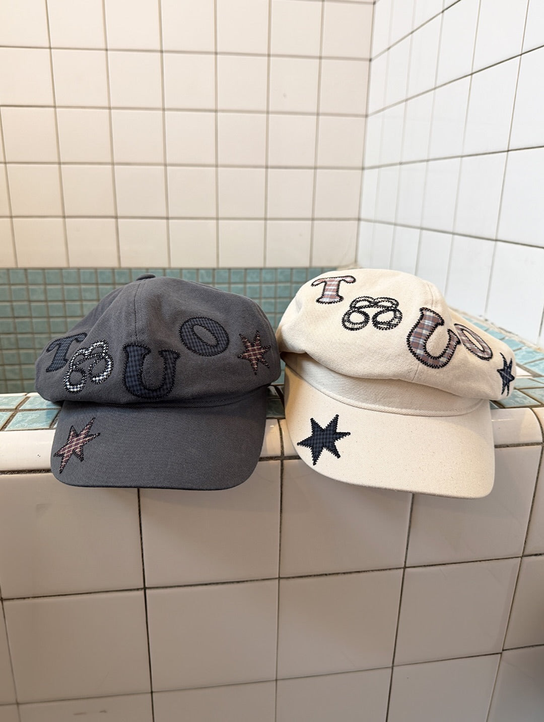 [TUOMIO] LOGO GRAPHIC NEWSBOY CAP_2 COLORS