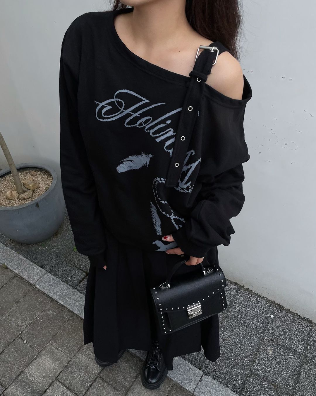 NASTY FANCY CLUB One-Shoulder Buckle Sweatshirt / black