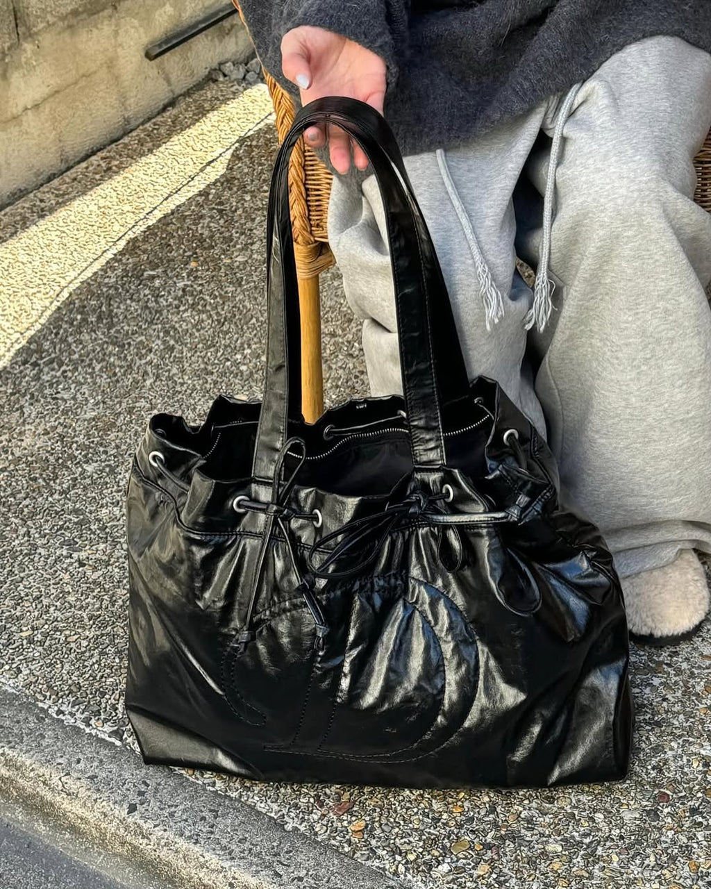 DEINET D STITCH PADDING BAG IN BLACK