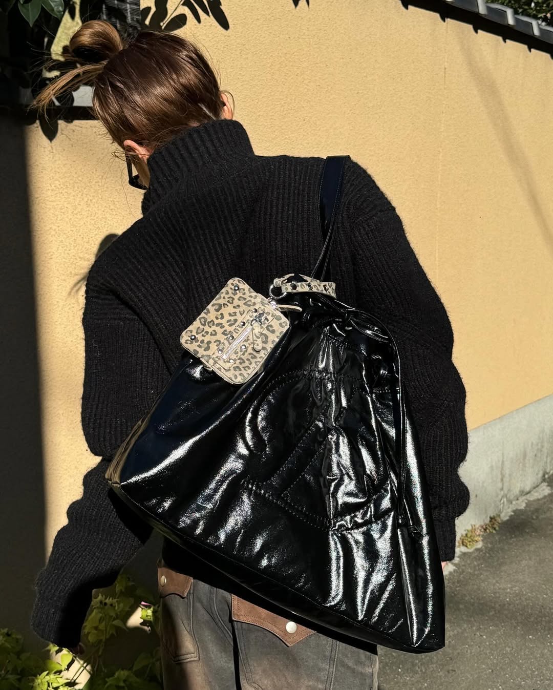 DEINET D STITCH PADDING BAG IN BLACK