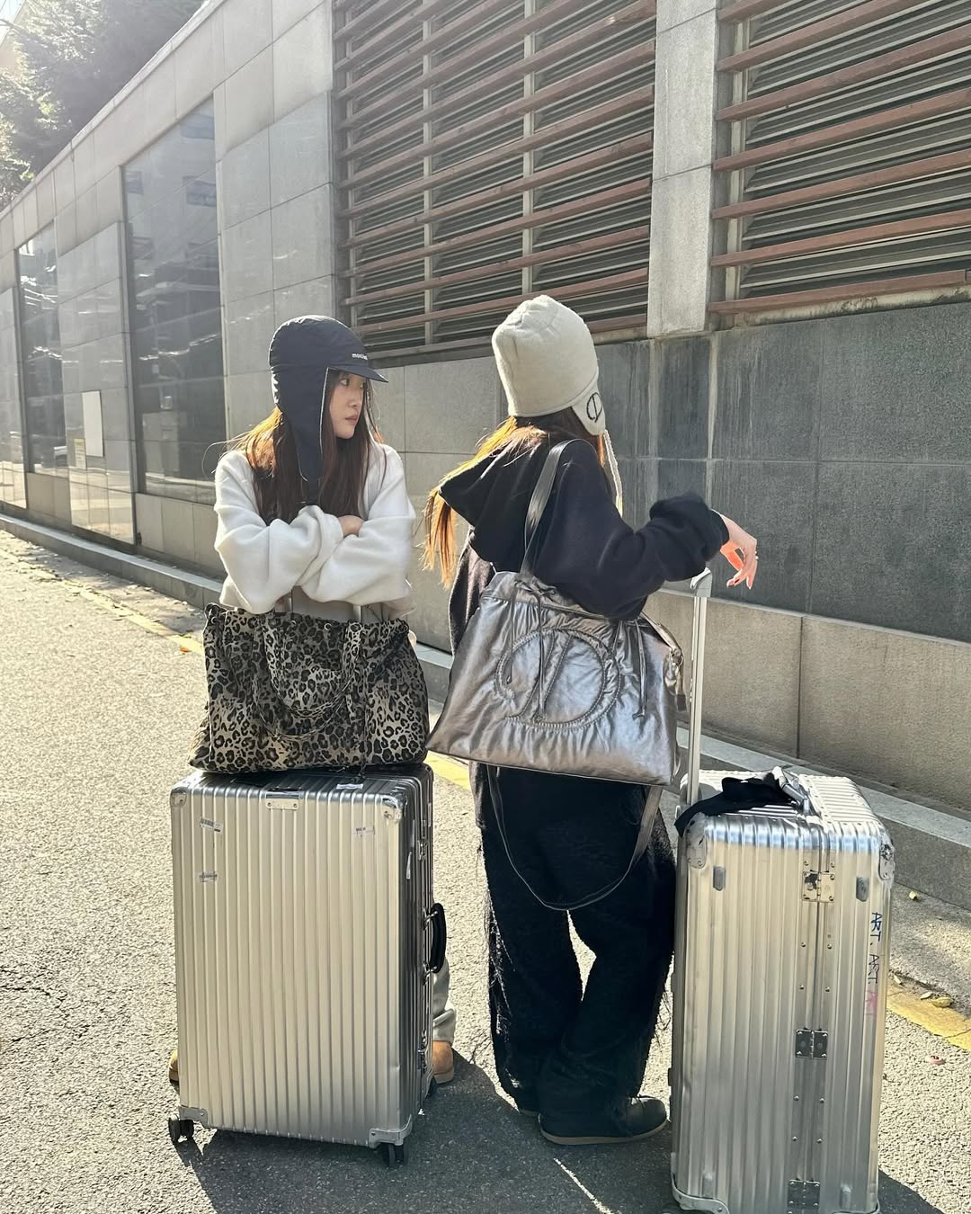 DEINET D STITCH PADDING BAG IN SILVER