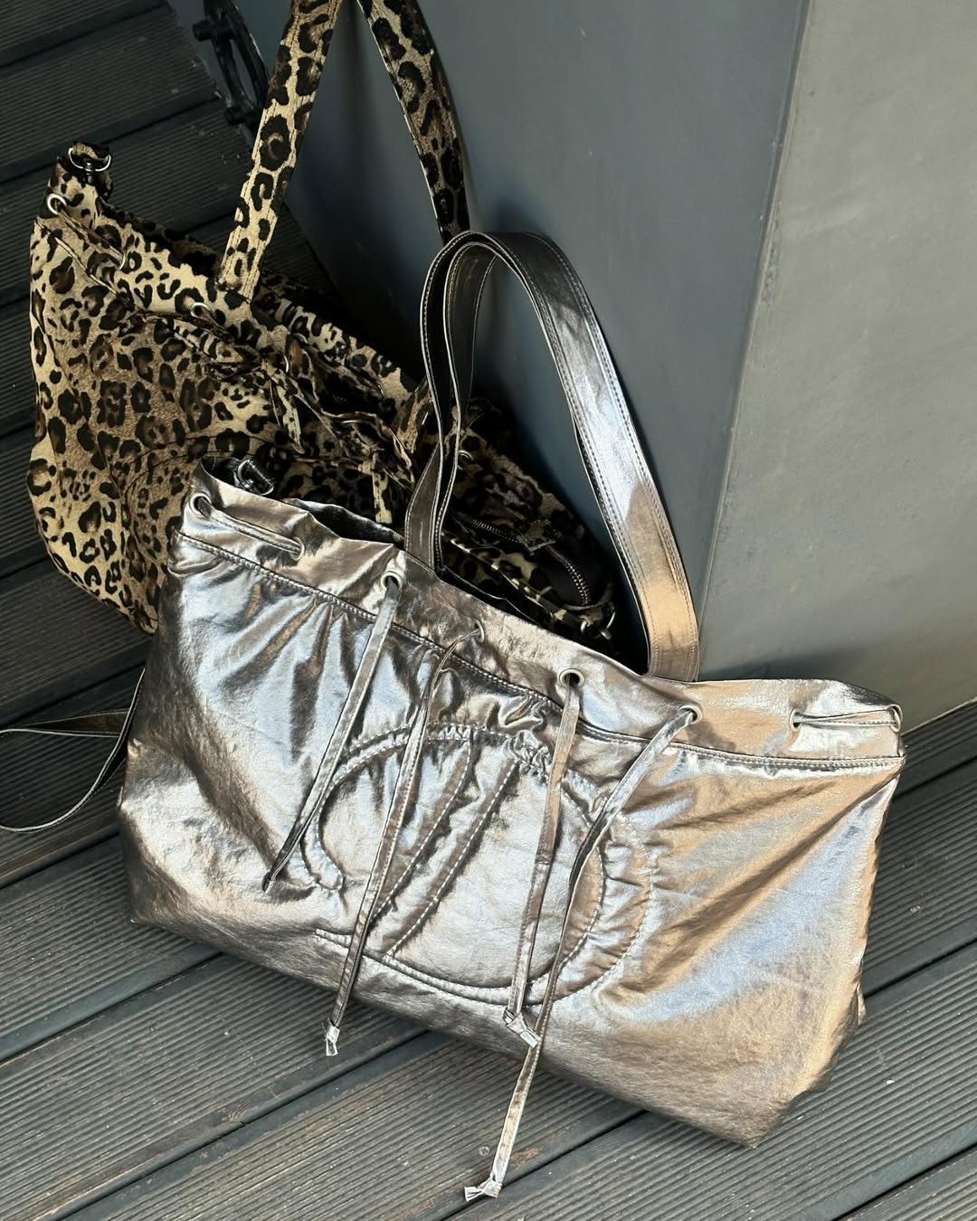 DEINET D STITCH PADDING BAG IN SILVER